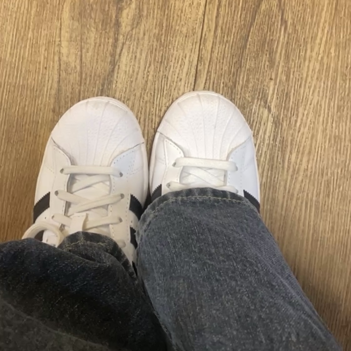 (J) Adidas Superstar J White Black 착용 스타일