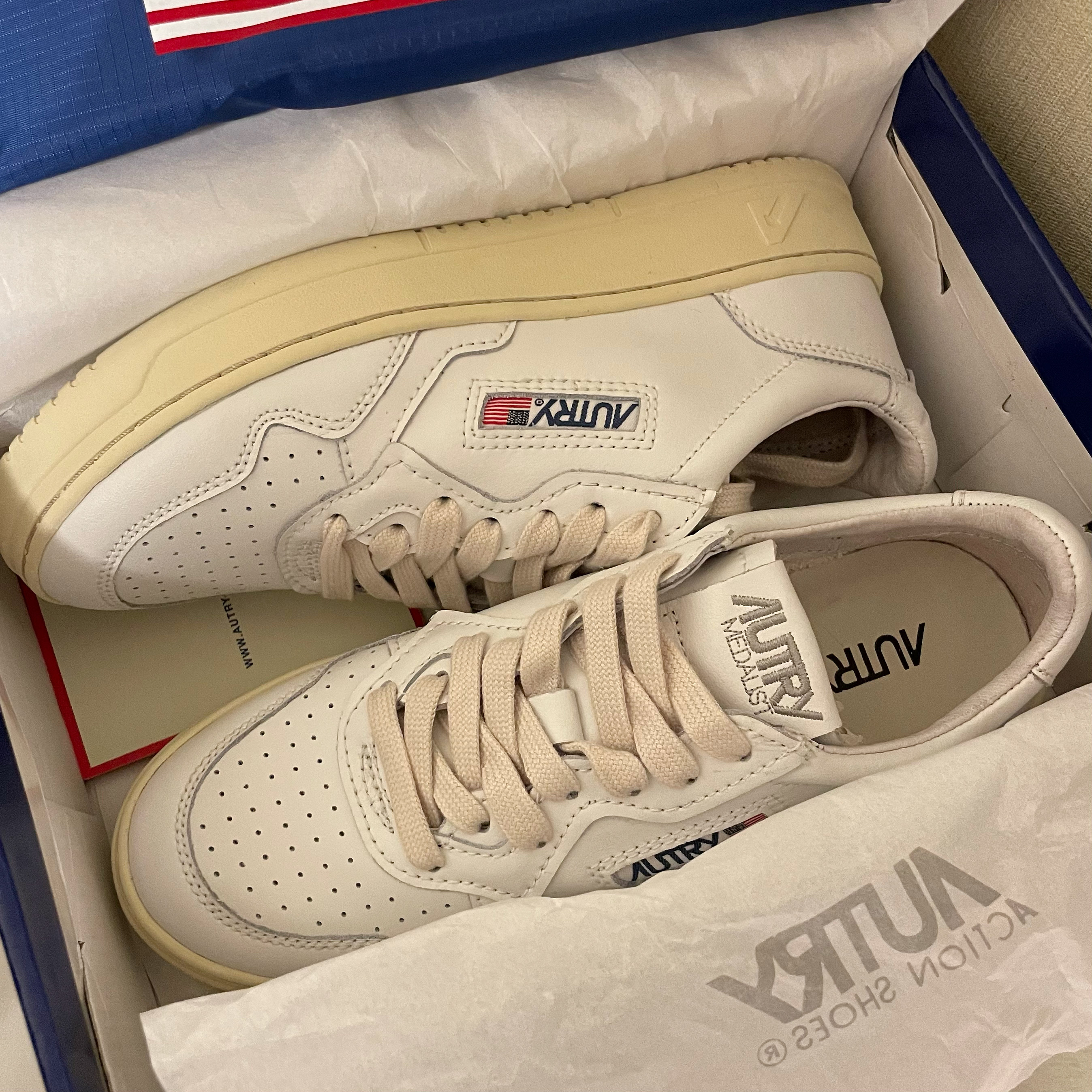(W) Autry Medalist Low Leather Sneakers White 착용 스타일 - 1