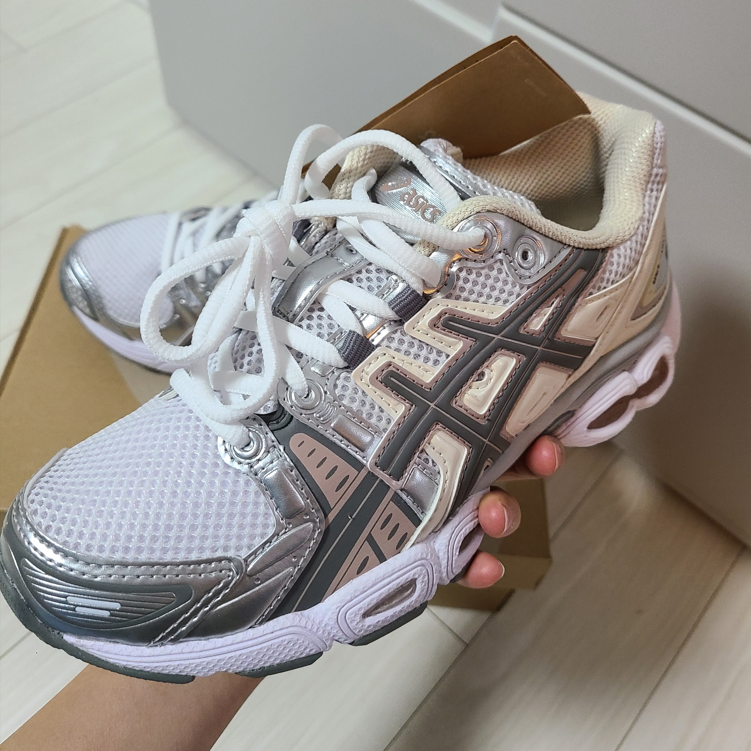 (W) Asics Gel-Nimbus 9 White Oatmeal 착용 스타일