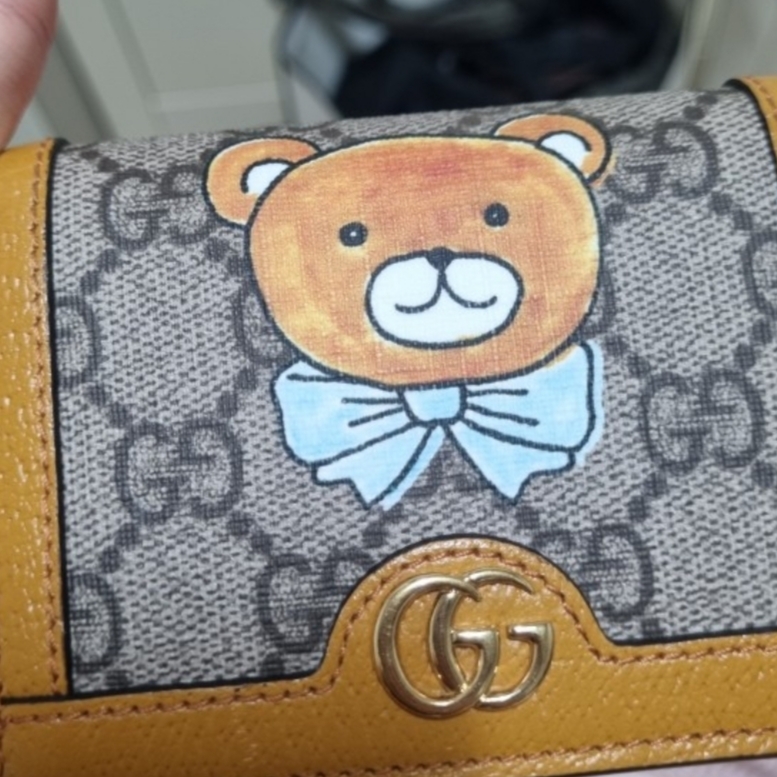 Gucci x Kai Wallet Beige 착용 스타일 - 1