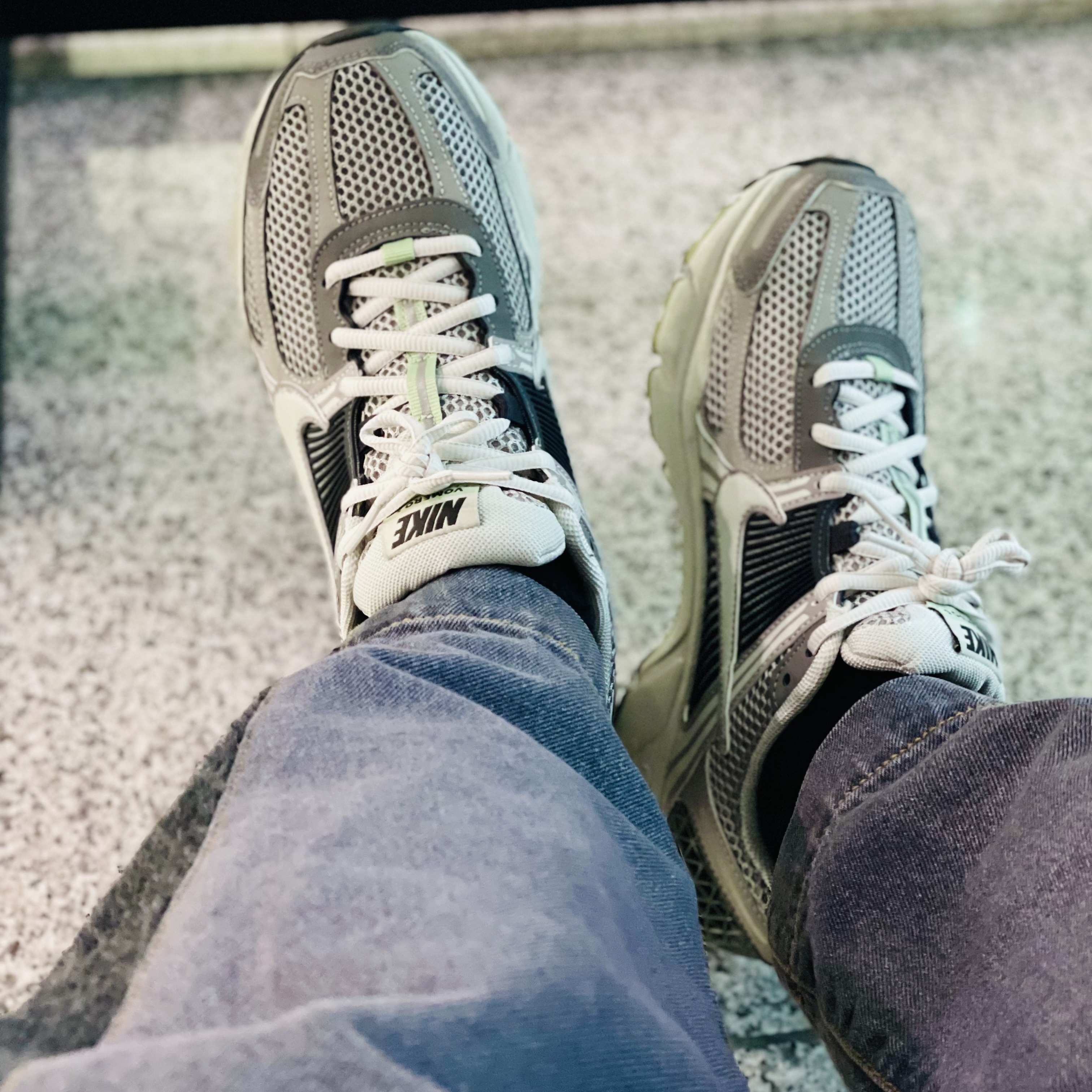(W) Nike Zoom Vomero 5 Cobblestone and Flat Pewter, Ader Error Vrith Jeans Grey 착용 스타일