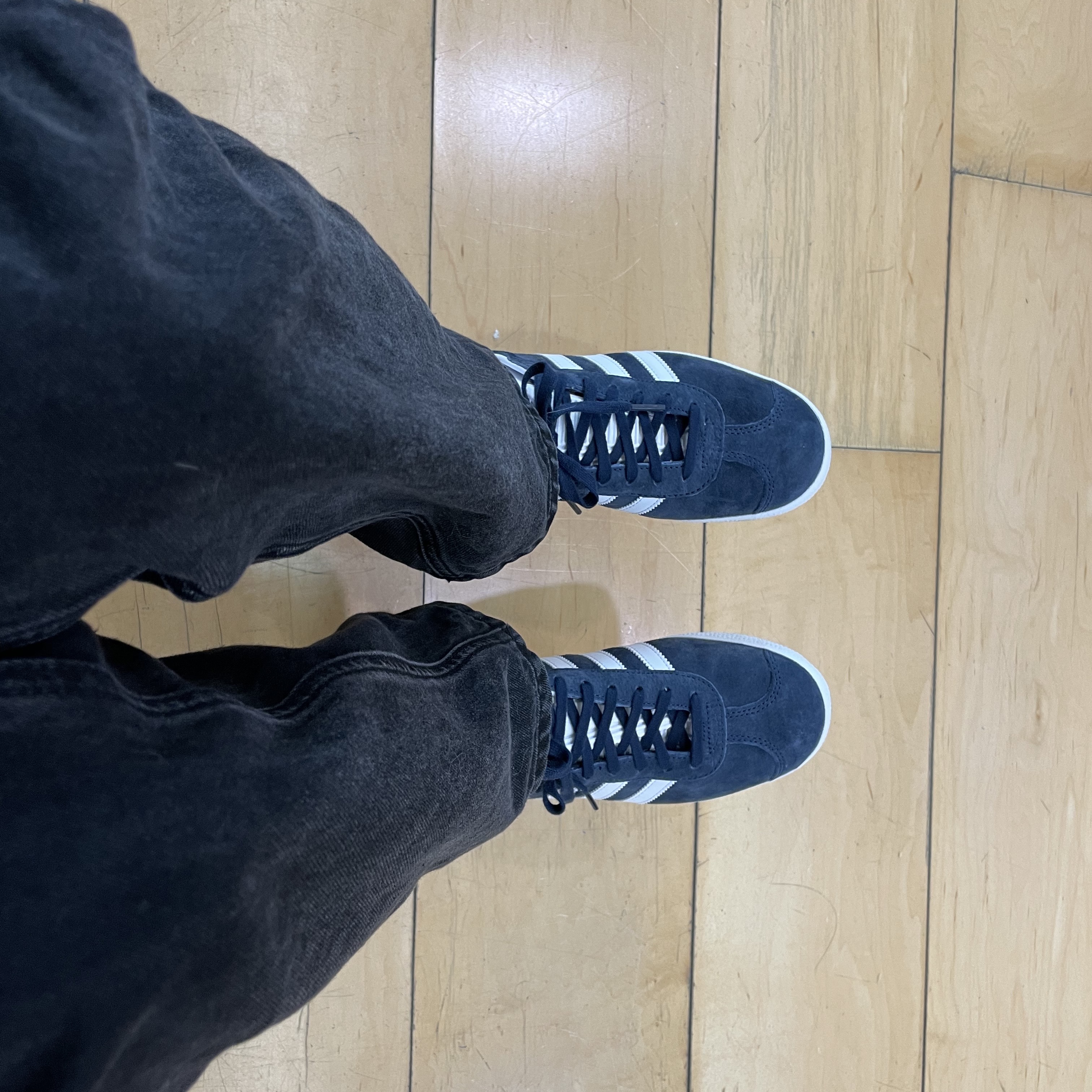 Adidas Gazelle Collegiate Navy 착용 스타일