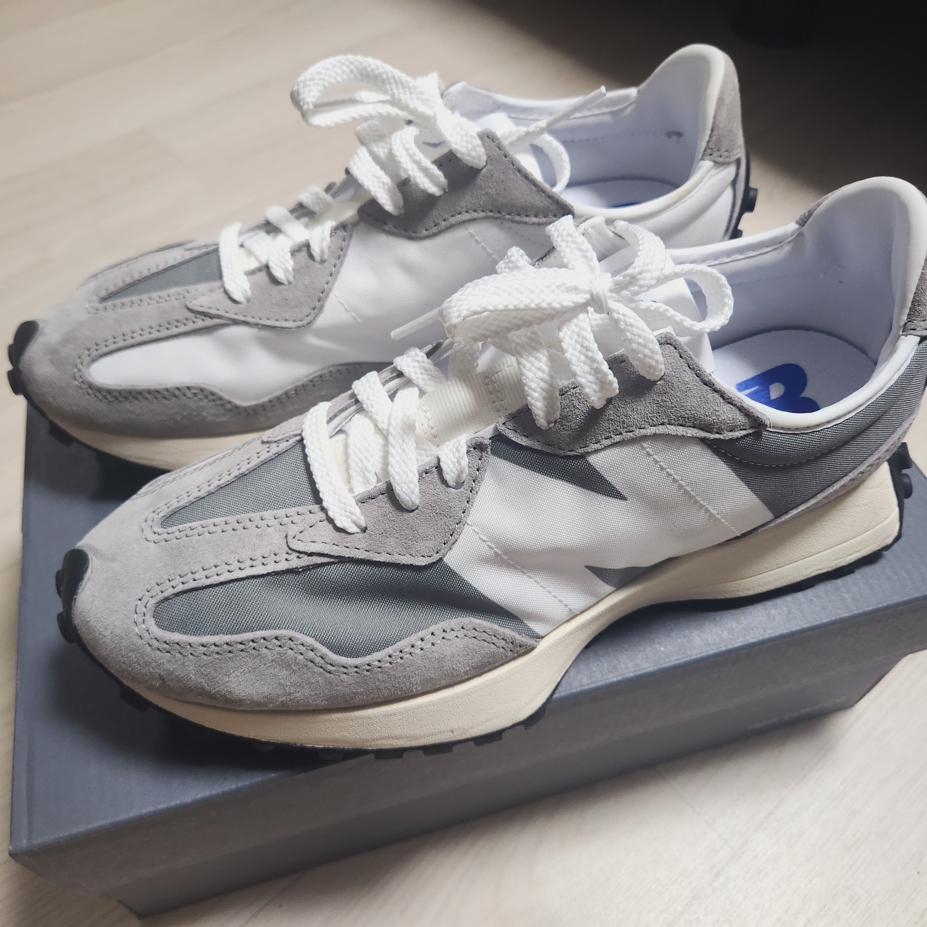 New Balance 327 Grey 착용 스타일 - 1