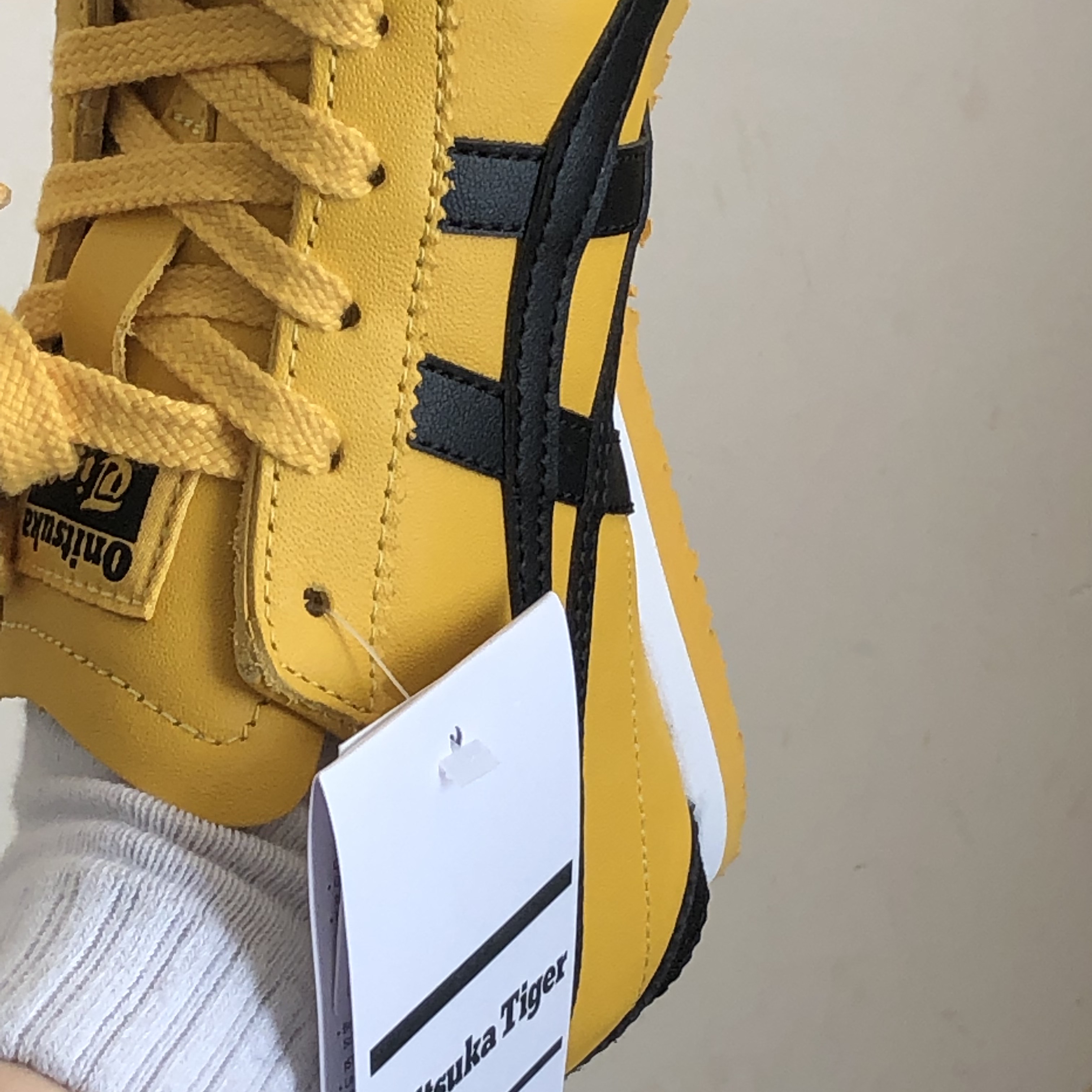 Onitsuka Tiger Mexico 66 Yellow Black 착용 스타일 - 2