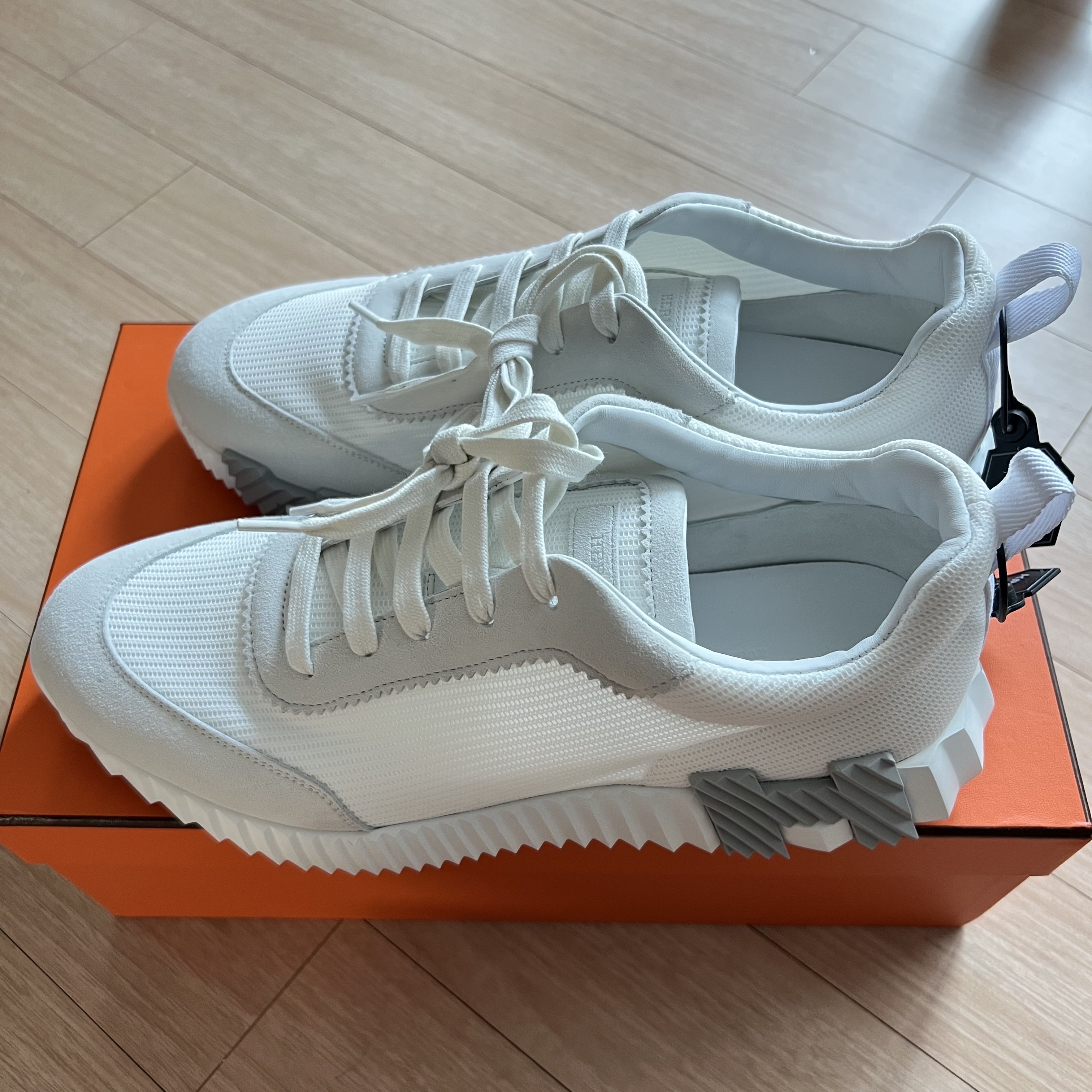 Hermes Bouncing Sneakers Mesh Suede Goatskin & Blanc Blanc 착용 스타일