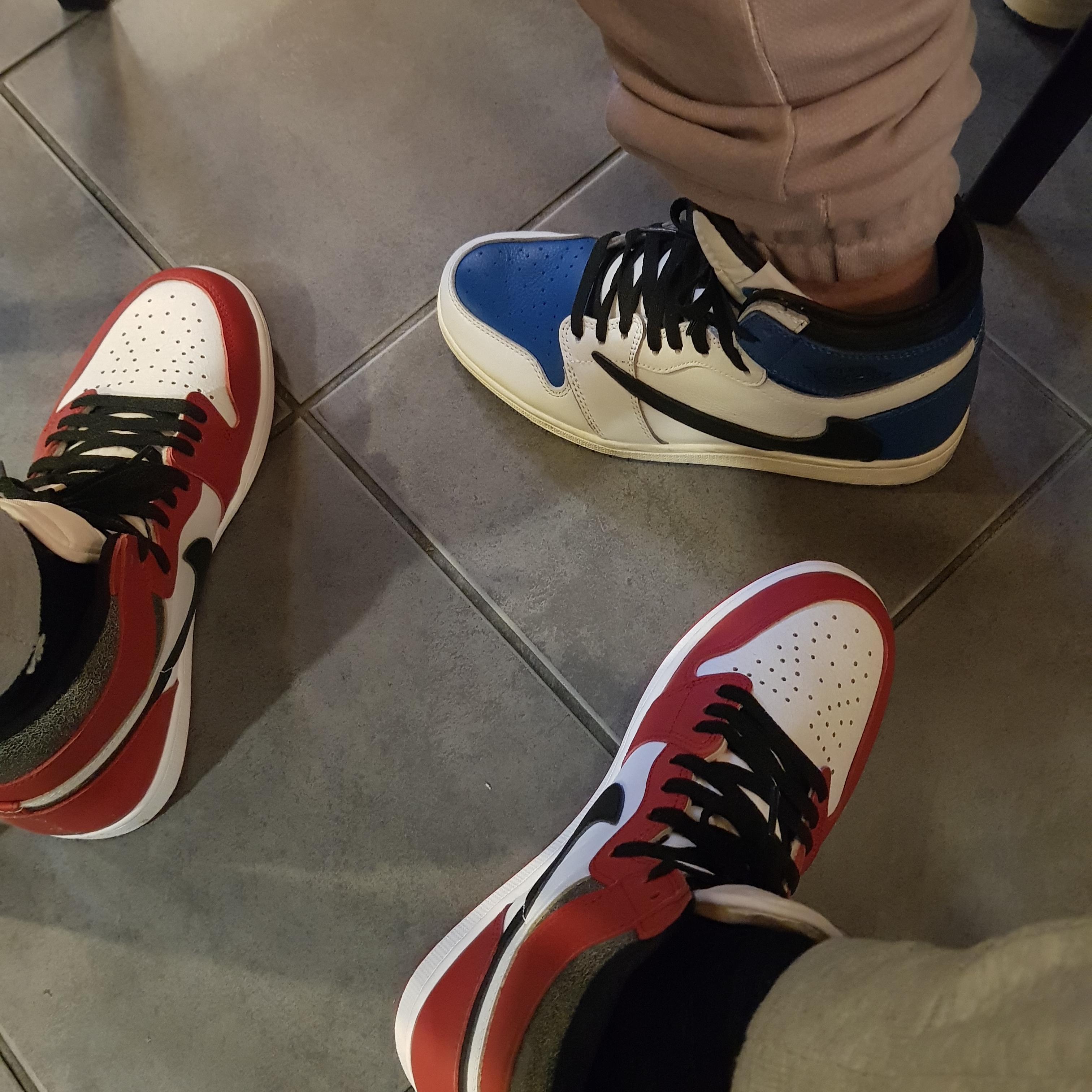 Jordan 1 Retro High OG Chicago 2022, Jordan 1 x Travis Scott x Fragment Retro High OG SP Military Blue 착용 스타일