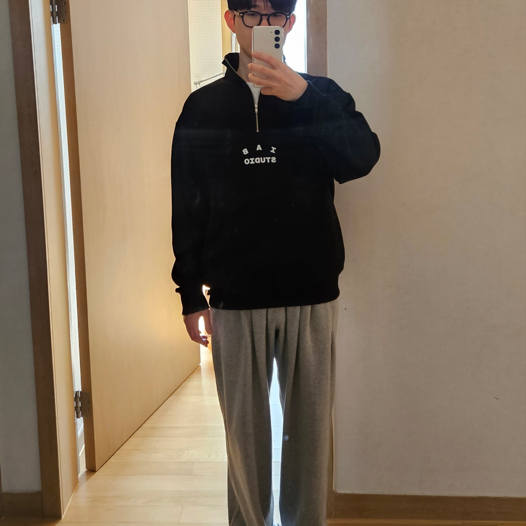 IAB Studio Half Zip-Up Black White 착용 스타일