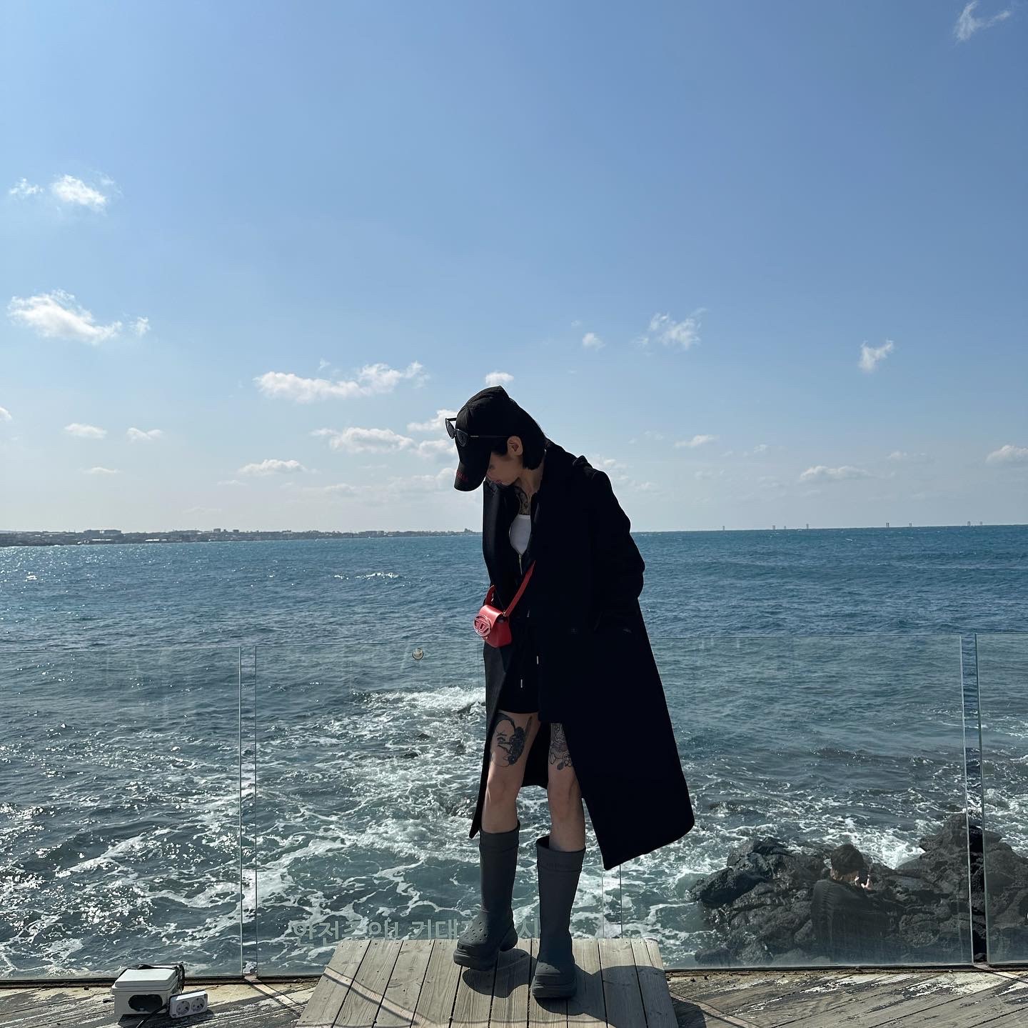 Balenciaga x Crocs Rubber Boot Black, Diesel 1DR Shoulder Bag in Nappa Leather Red 착용 스타일 - 2