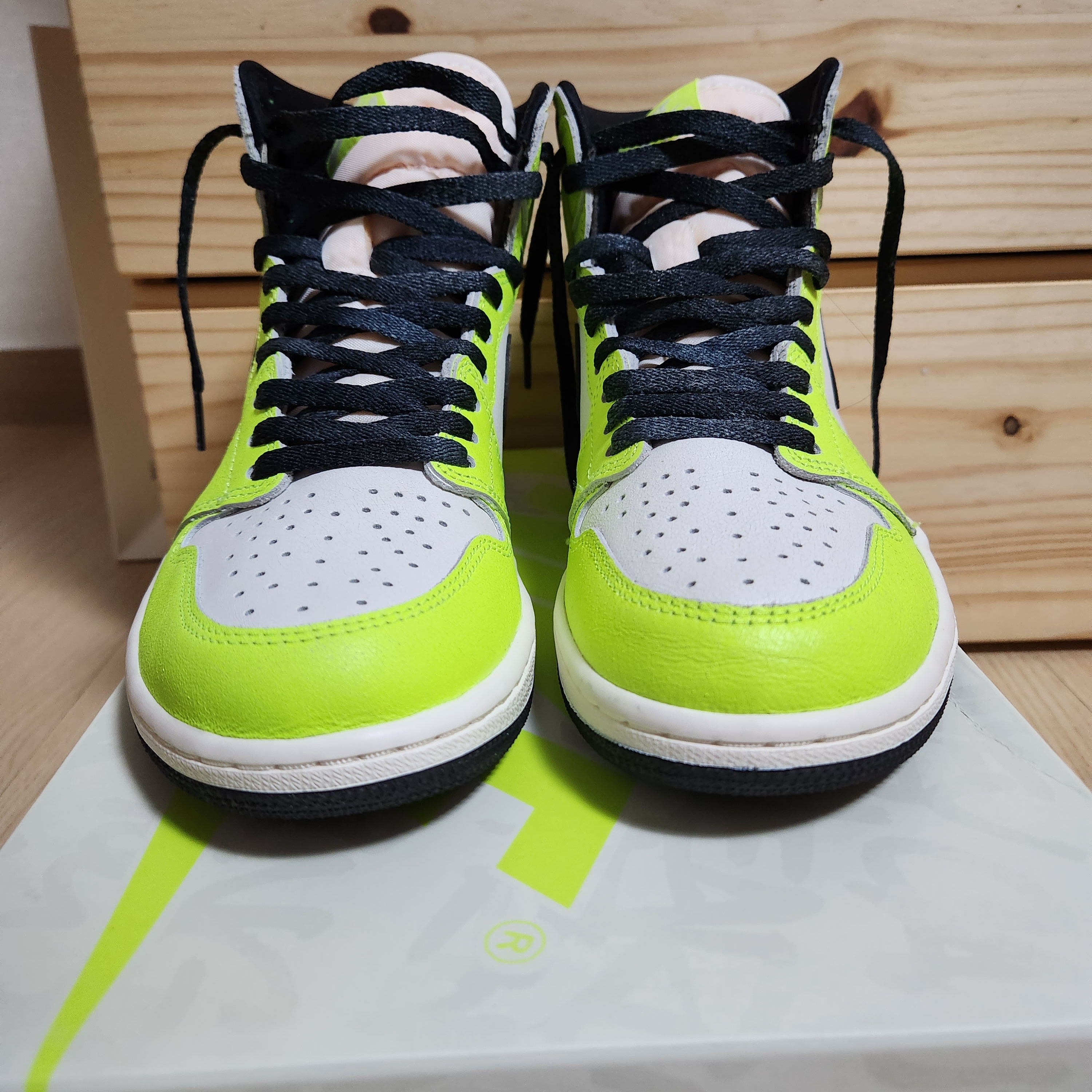 Jordan 1 Retro High OG Volt 착용 스타일 - 2