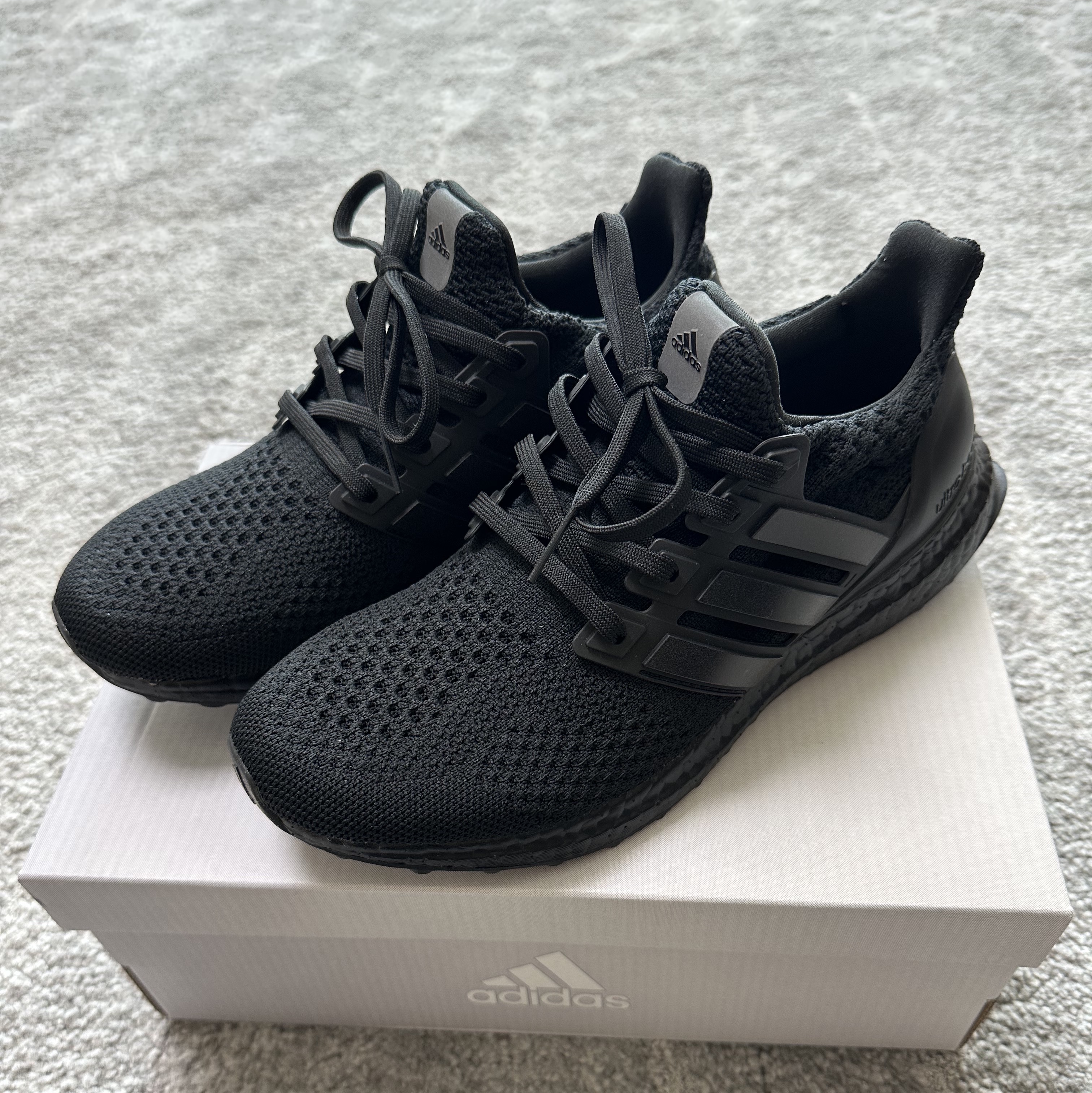 Adidas Ultraboost 5.0 DNA Black Beam Green 착용 스타일