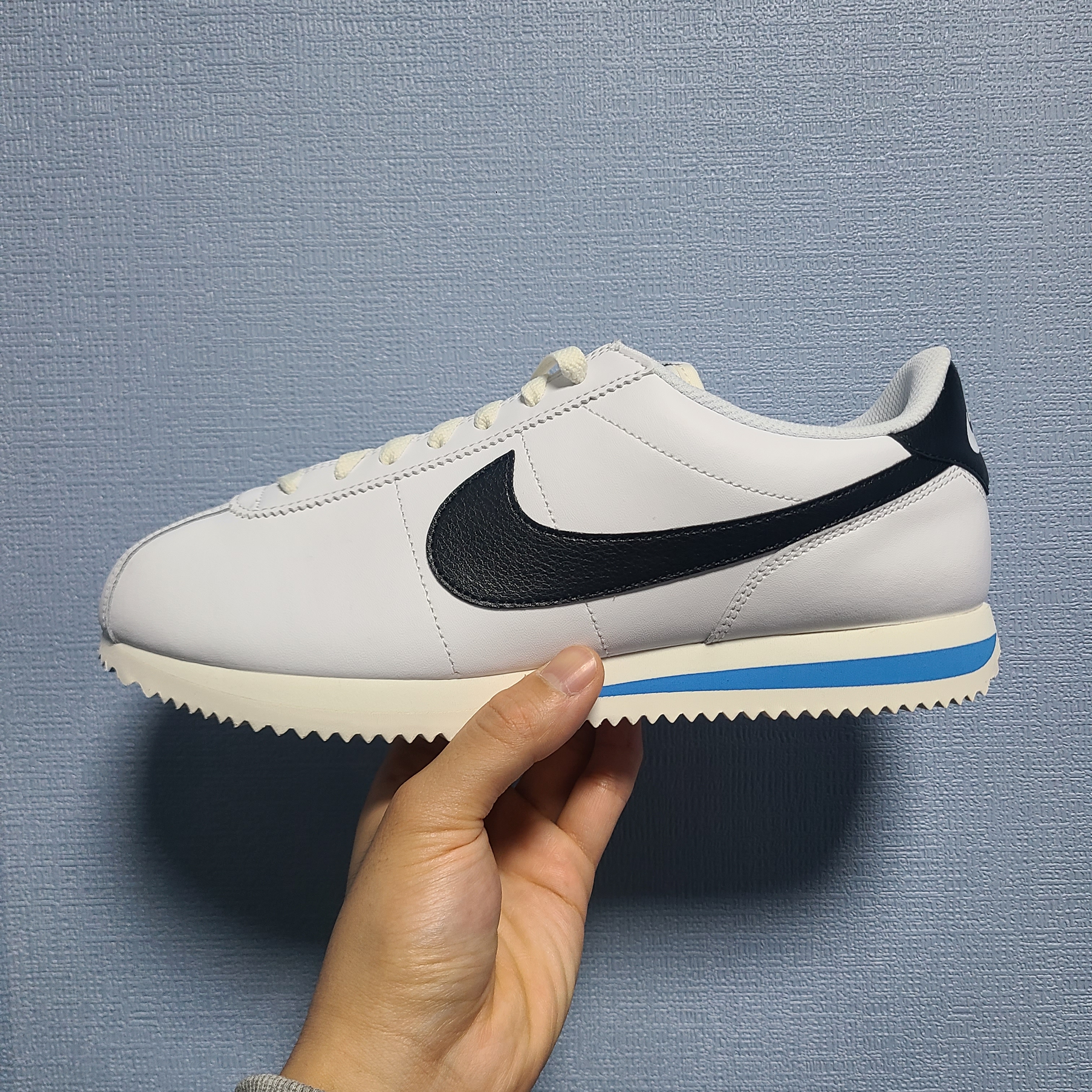 Nike Cortez White and Black 착용 스타일