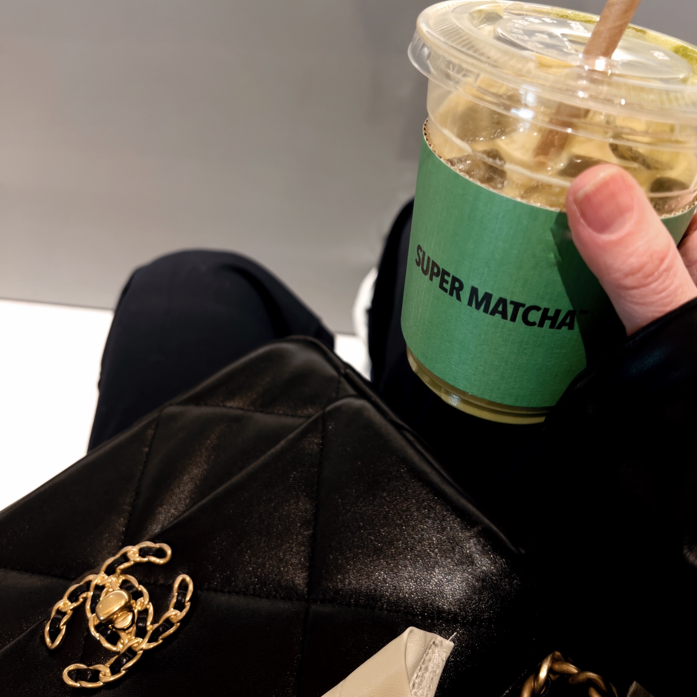 Chanel Medium 19 Handbag Lambskin & Gold Black 착용 스타일