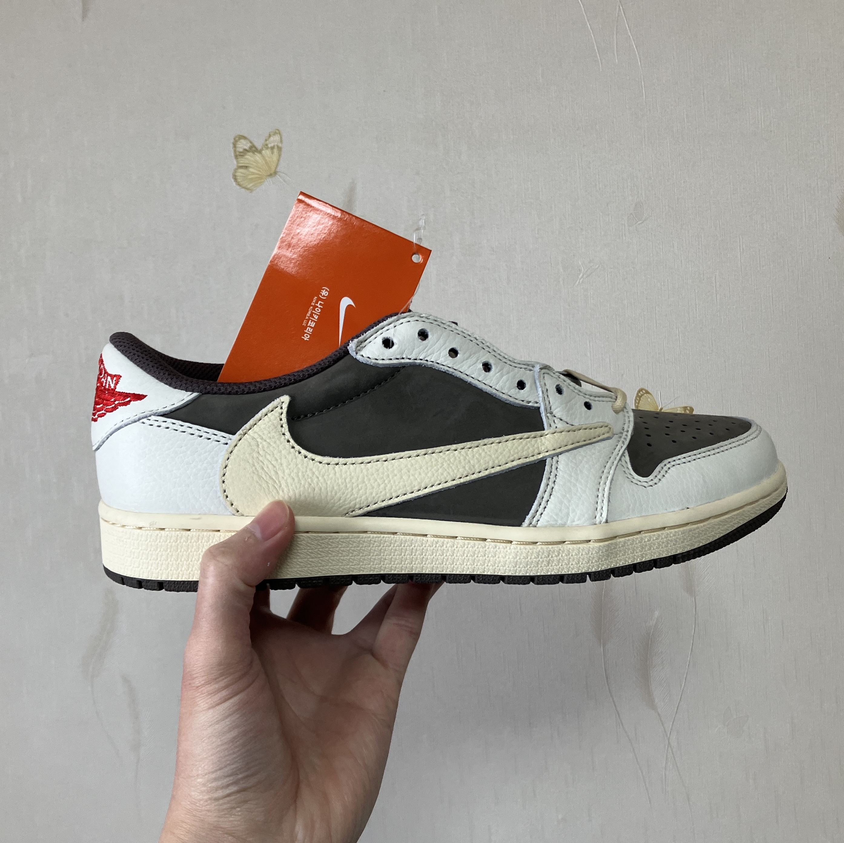 Jordan 1 x Travis Scott Retro Low OG SP Sail and Ridgerock 착용 스타일