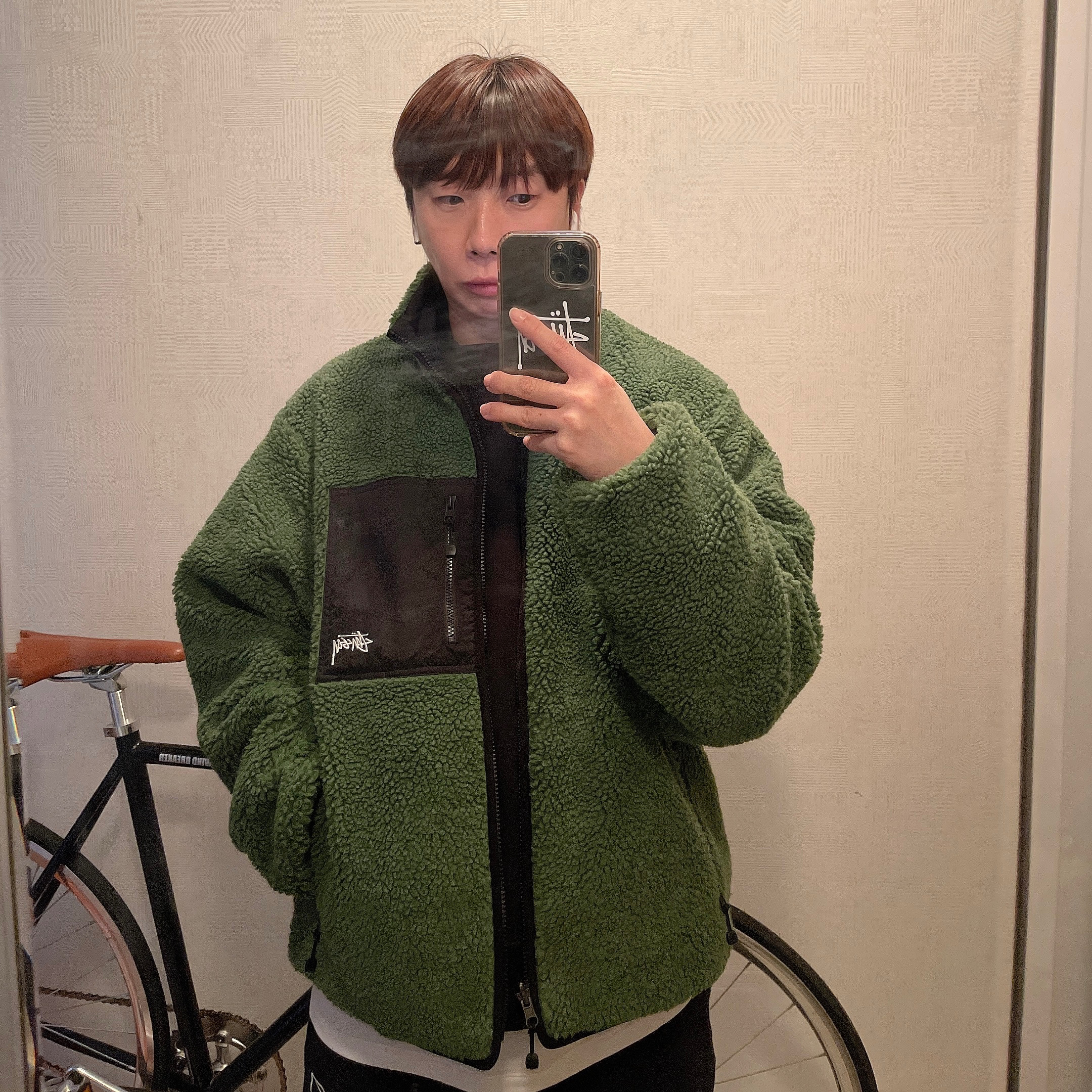 Stussy 8 Ball Sherpa Jacket Green, Nike x Stussy NRG Washed Fleece Pants Black (DO5296-010) 착용 스타일