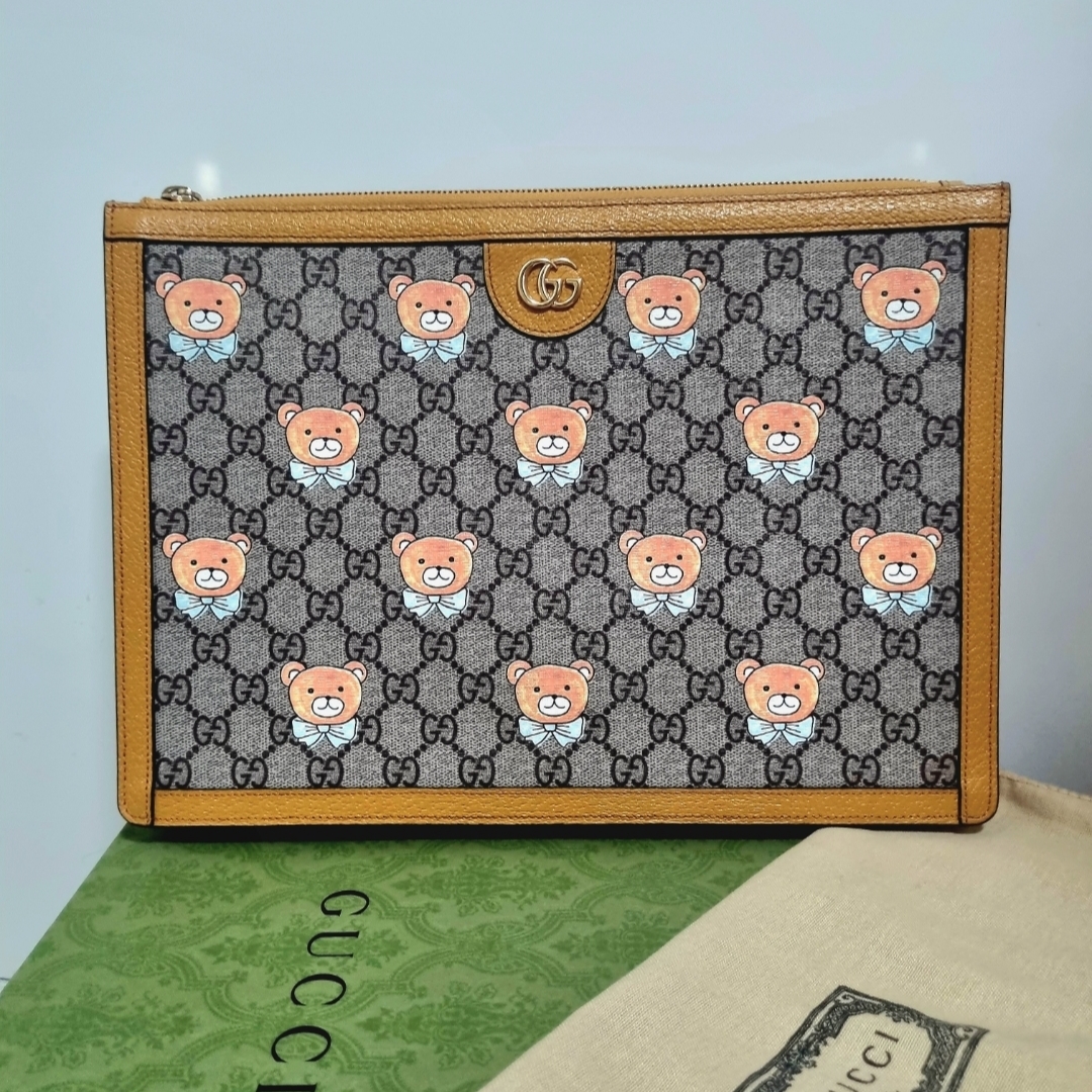 Gucci x Kai Pouch Beige 착용 스타일 - 4