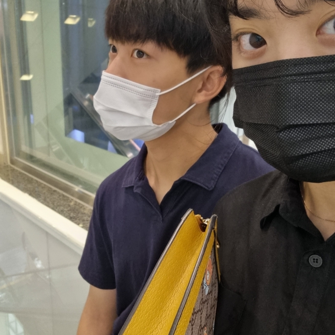 Gucci x Kai Pouch Beige 착용 스타일 - 1