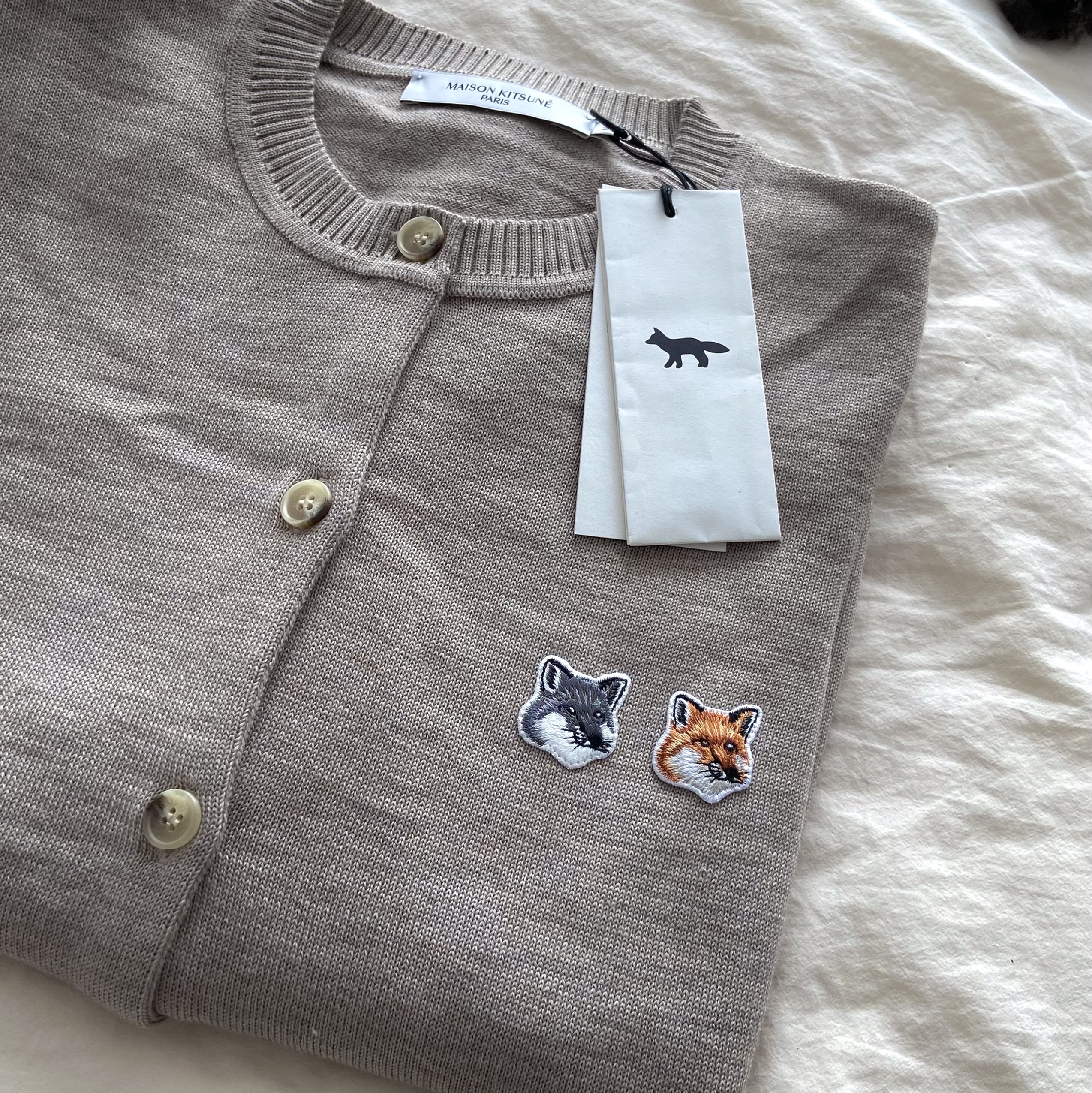 (W) Maison Kitsune Double Fox Head Patch R-Neck Cardigan Beige Melange 착용 스타일