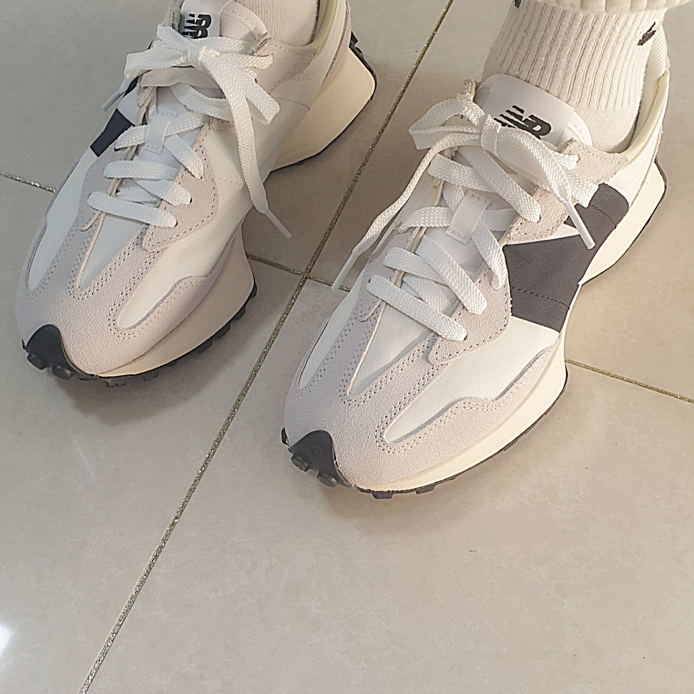 New Balance 327 White Black 착용 스타일