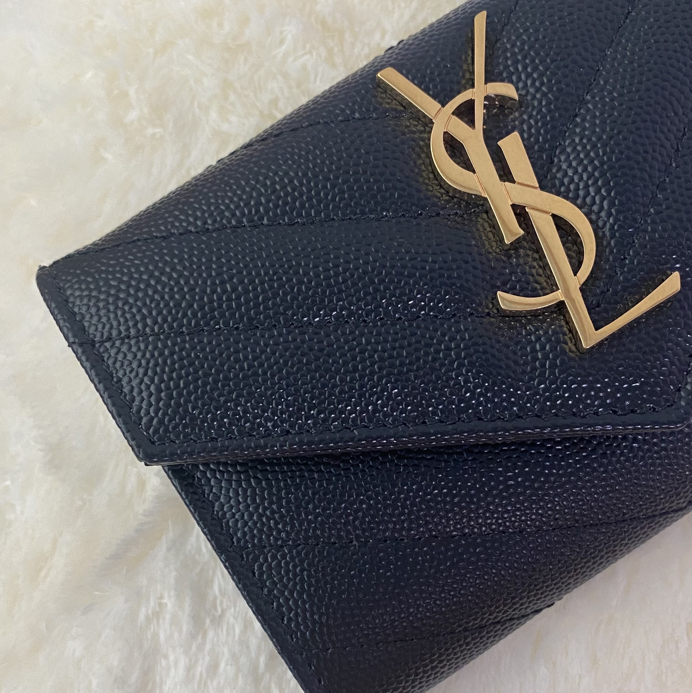 Saint Laurent Cassandre Matelasse Small Envelope Wallet in Grain de Poudre Embossed Leather Black Gold 착용 스타일