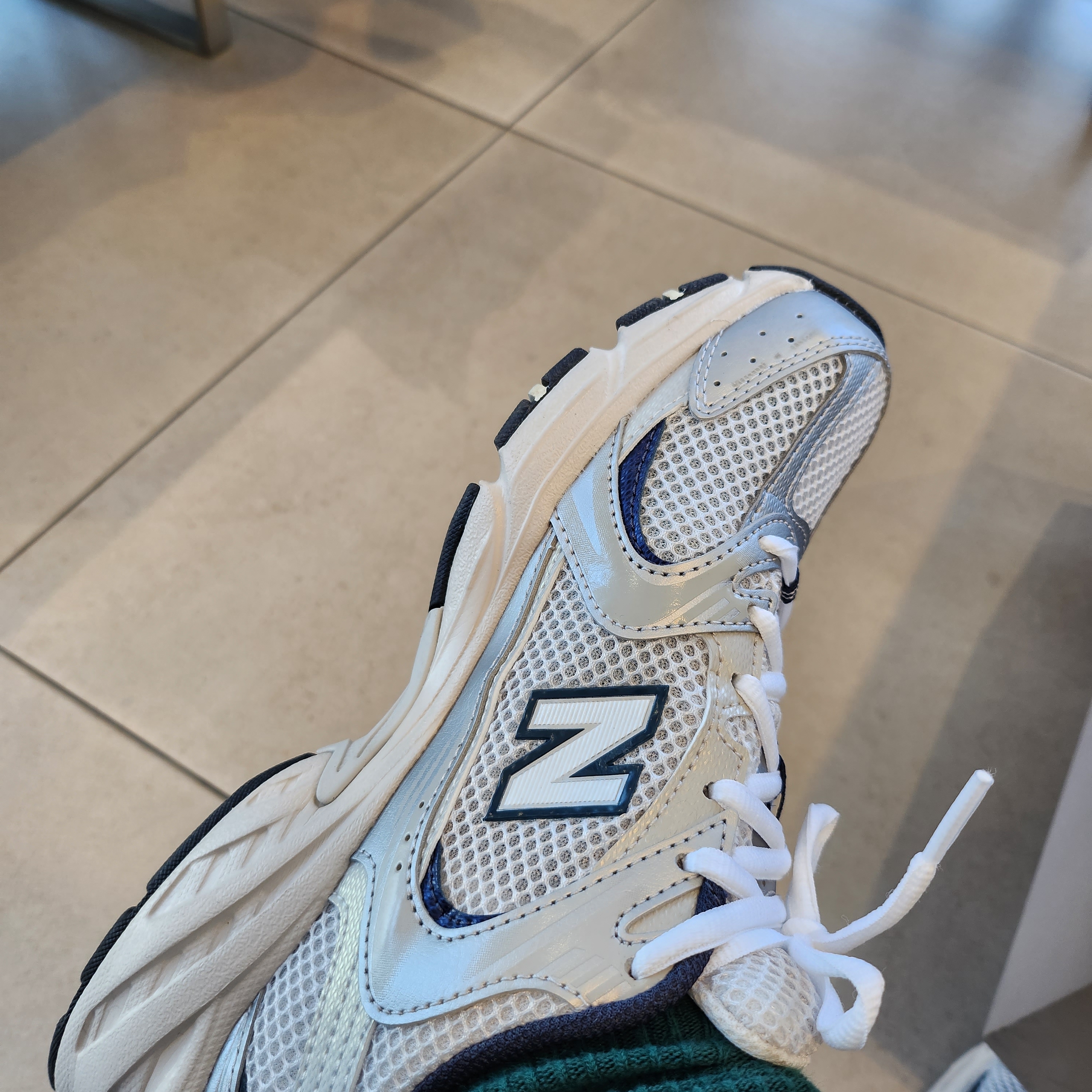 New Balance 530 Steel Grey 착용 스타일 - 3