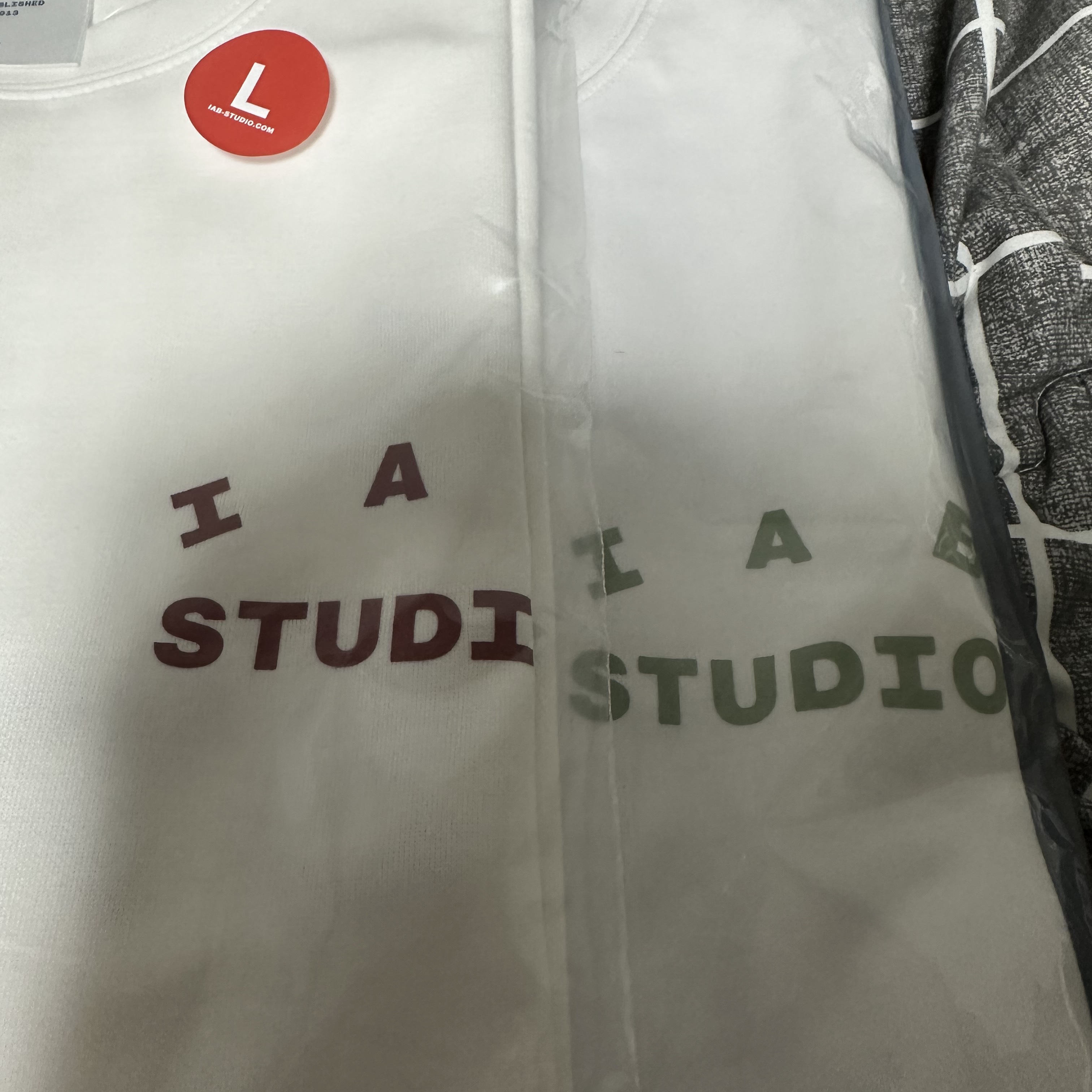 IAB Studio T-Shirt White Light Green, IAB Studio T-Shirt White Burgundy 착용 스타일