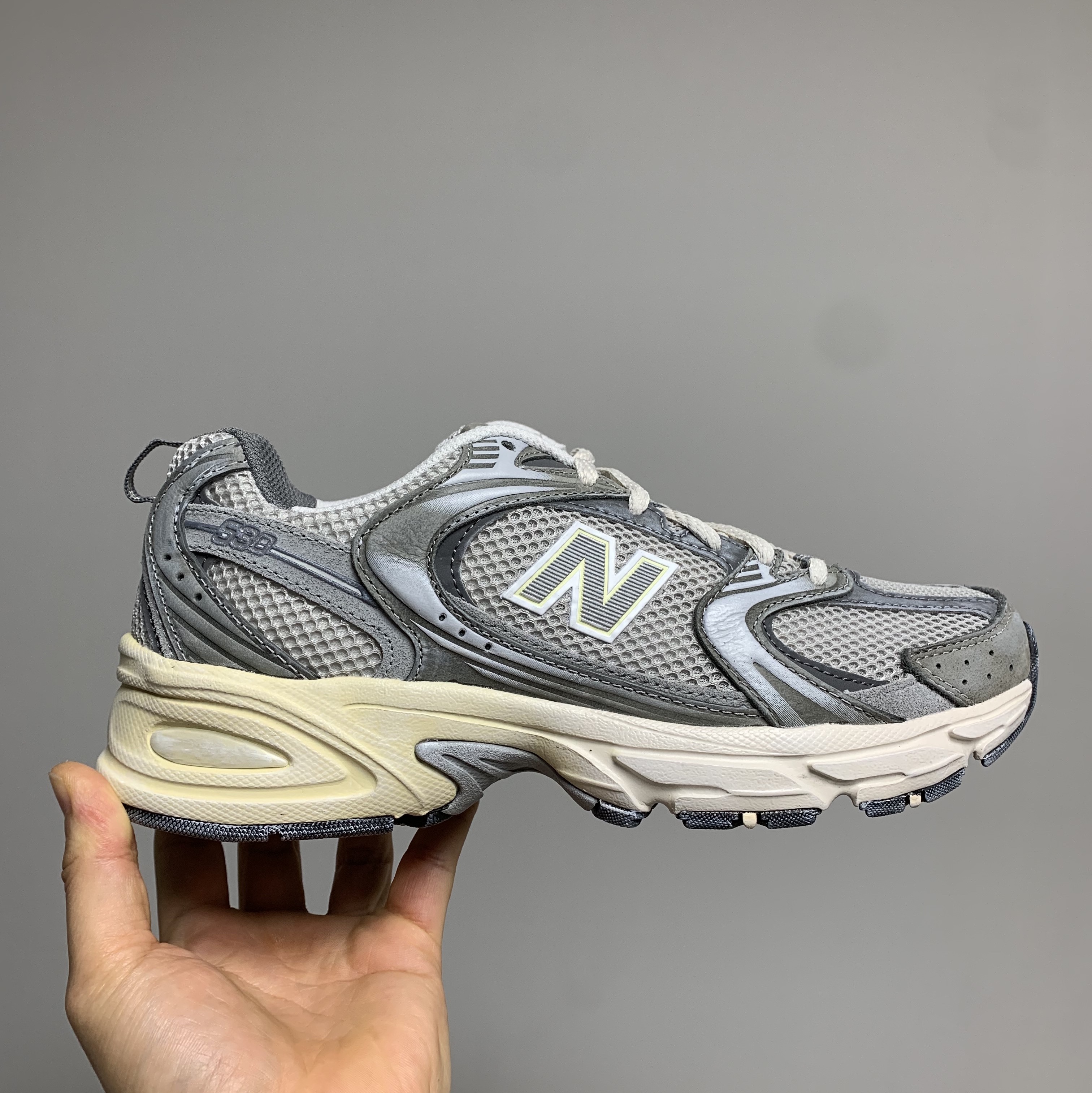 New Balance 530 Premium Vintage Grey Matter 착용 스타일 - 2