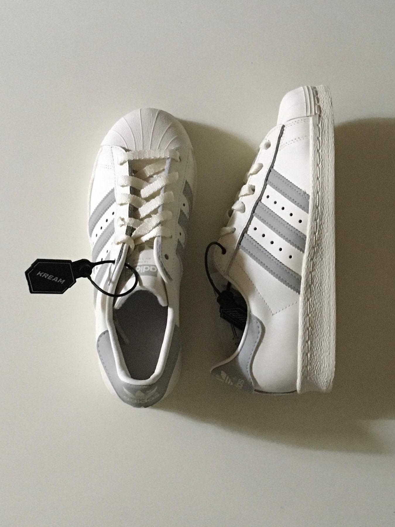 Adidas Superstar 82 Cloud White Metal Grey 착용 스타일 - 1