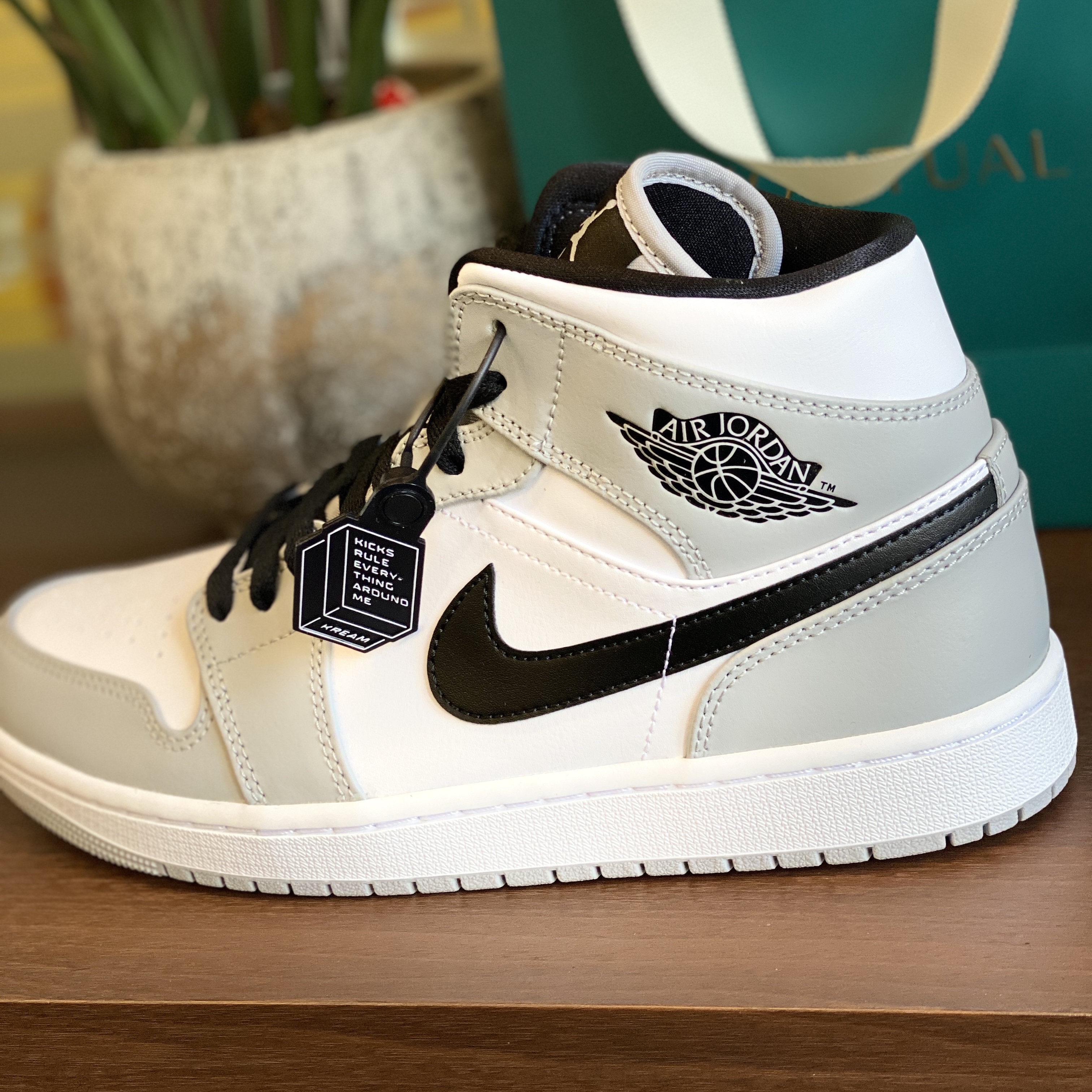 Jordan 1 Mid Light Smoke Grey 착용 스타일 - 1