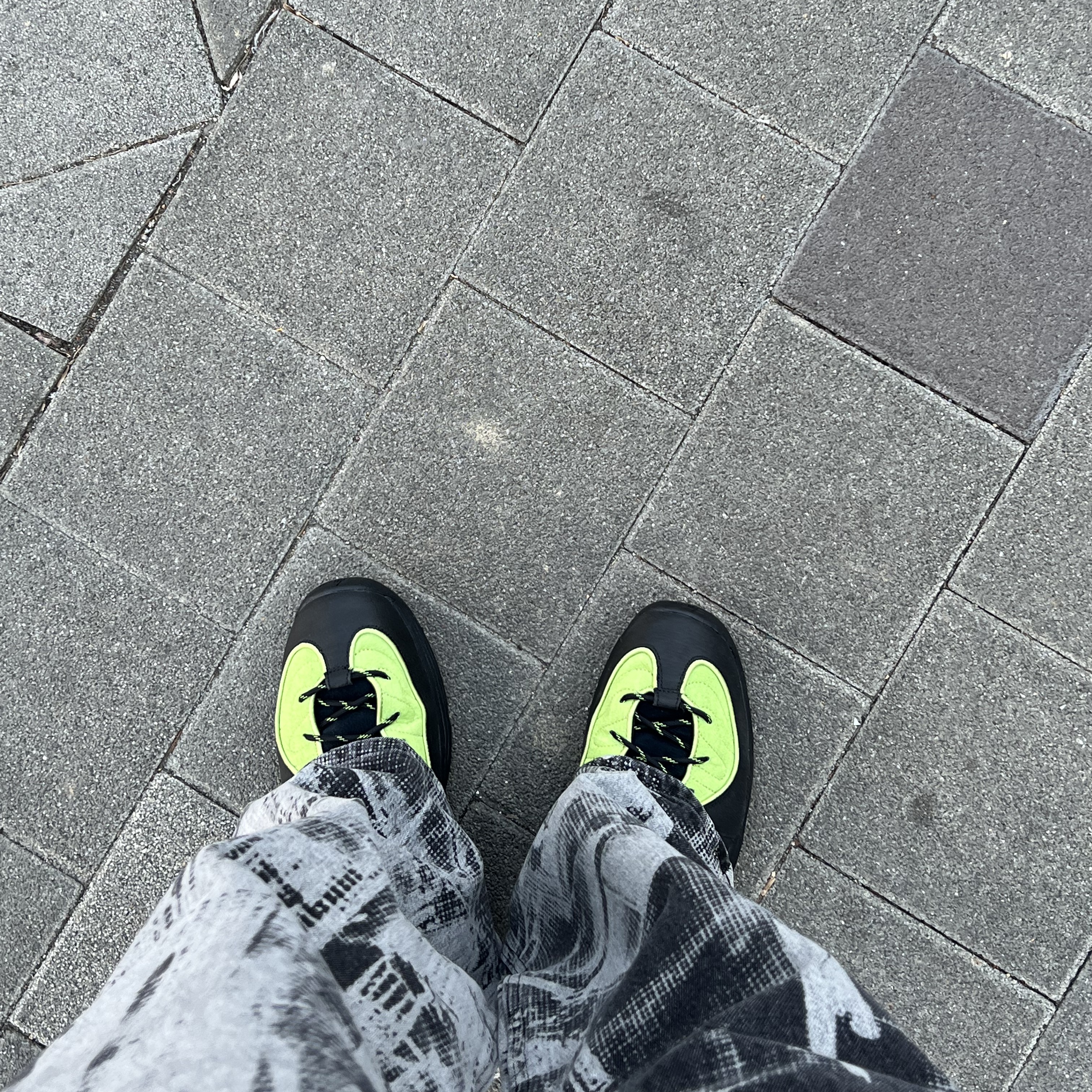 Nike x Stussy Air Penny II Vivid Green and Black 착용 스타일