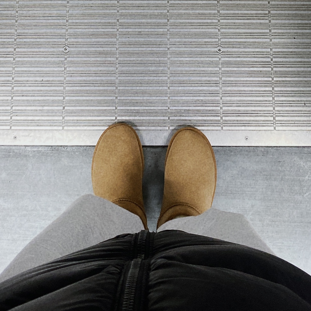 (W) UGG Classic Ultra Mini Boots Chestnut 착용 스타일 - 2