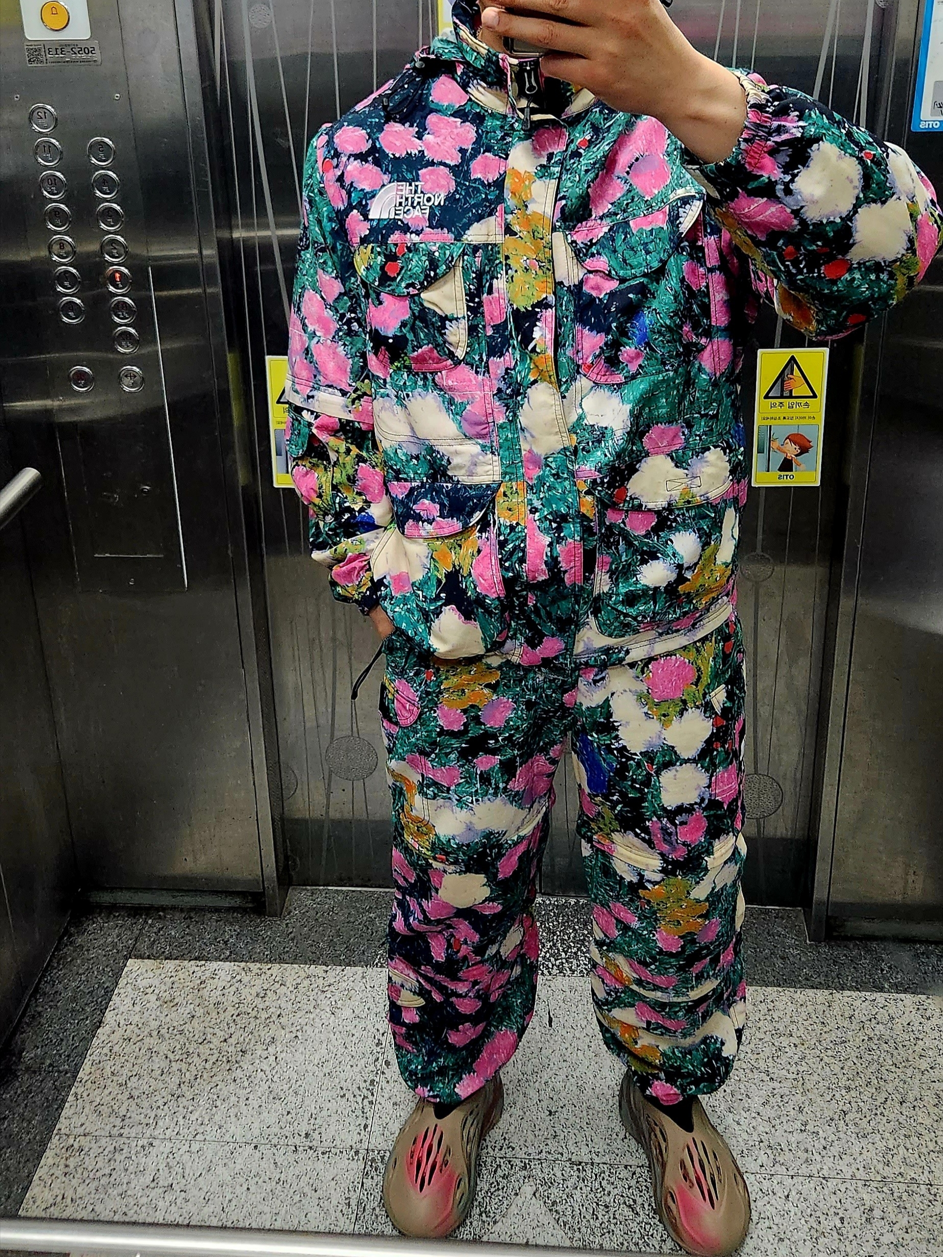 Supreme x The North Face Trekking Convertible Jacket Flowers - 22SS, Supreme x The North Face Trekking Soft Bill Cap Flowers - 22SS 착용 스타일 - 3