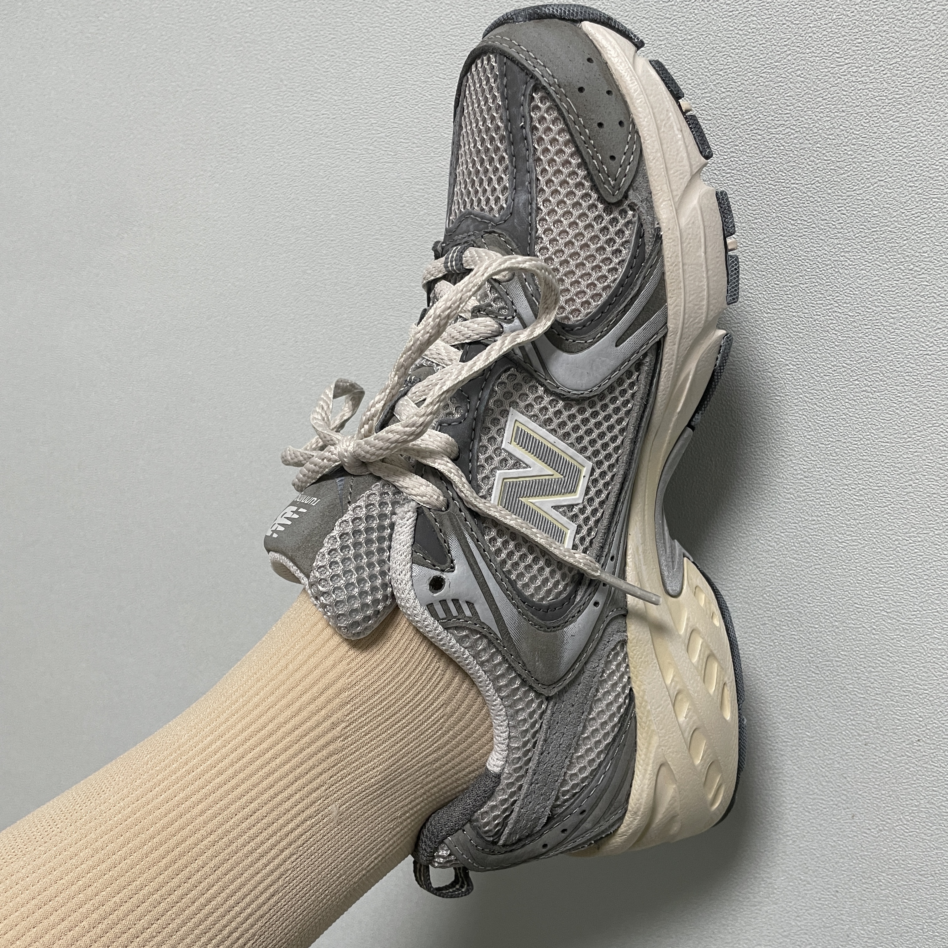 New Balance 530 Premium Vintage Grey Matter 착용 스타일 - 1
