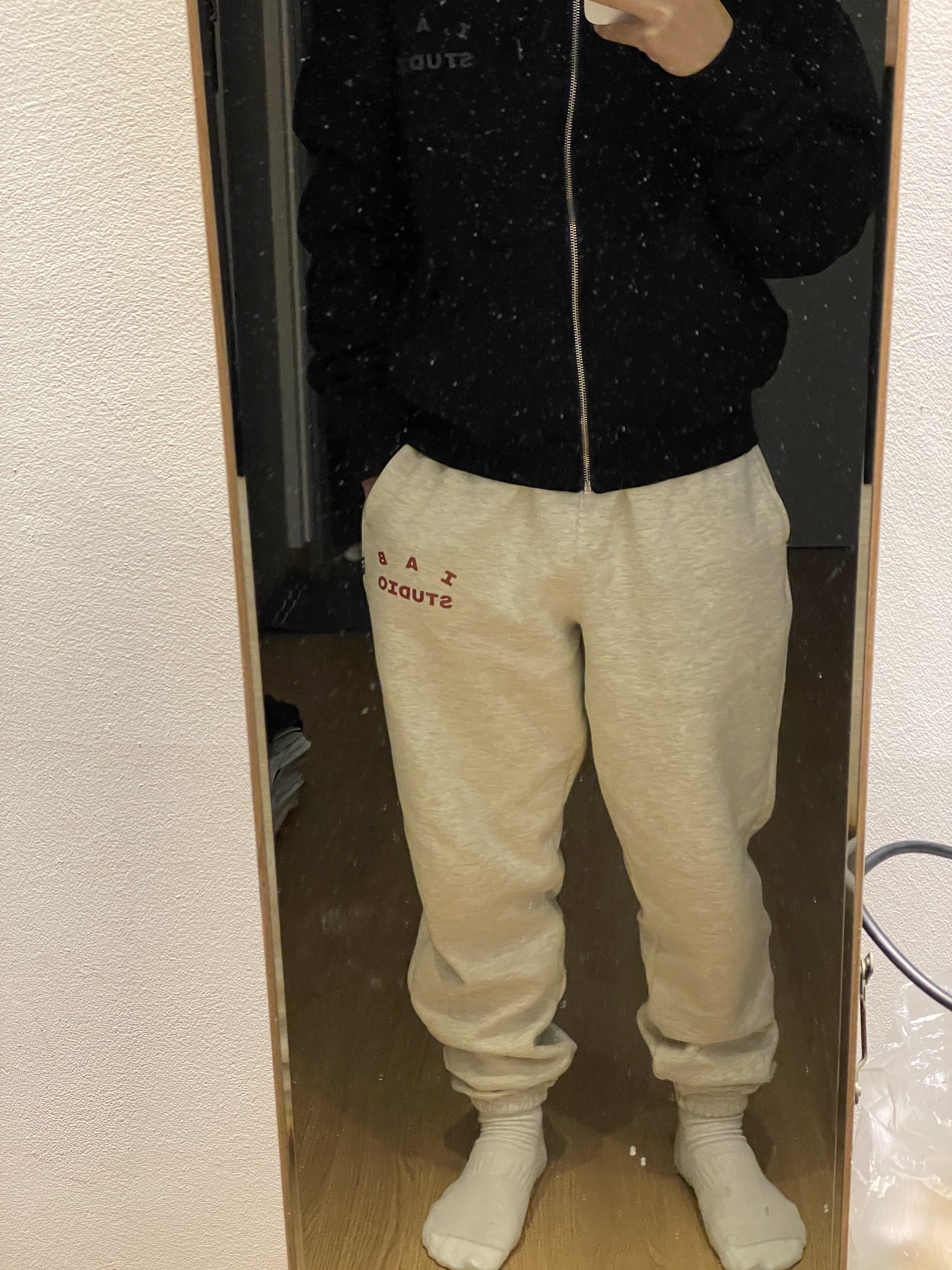 IAB Studio Sweatpants Oatmeal Burgundy - 23SS 착용 스타일 - 1