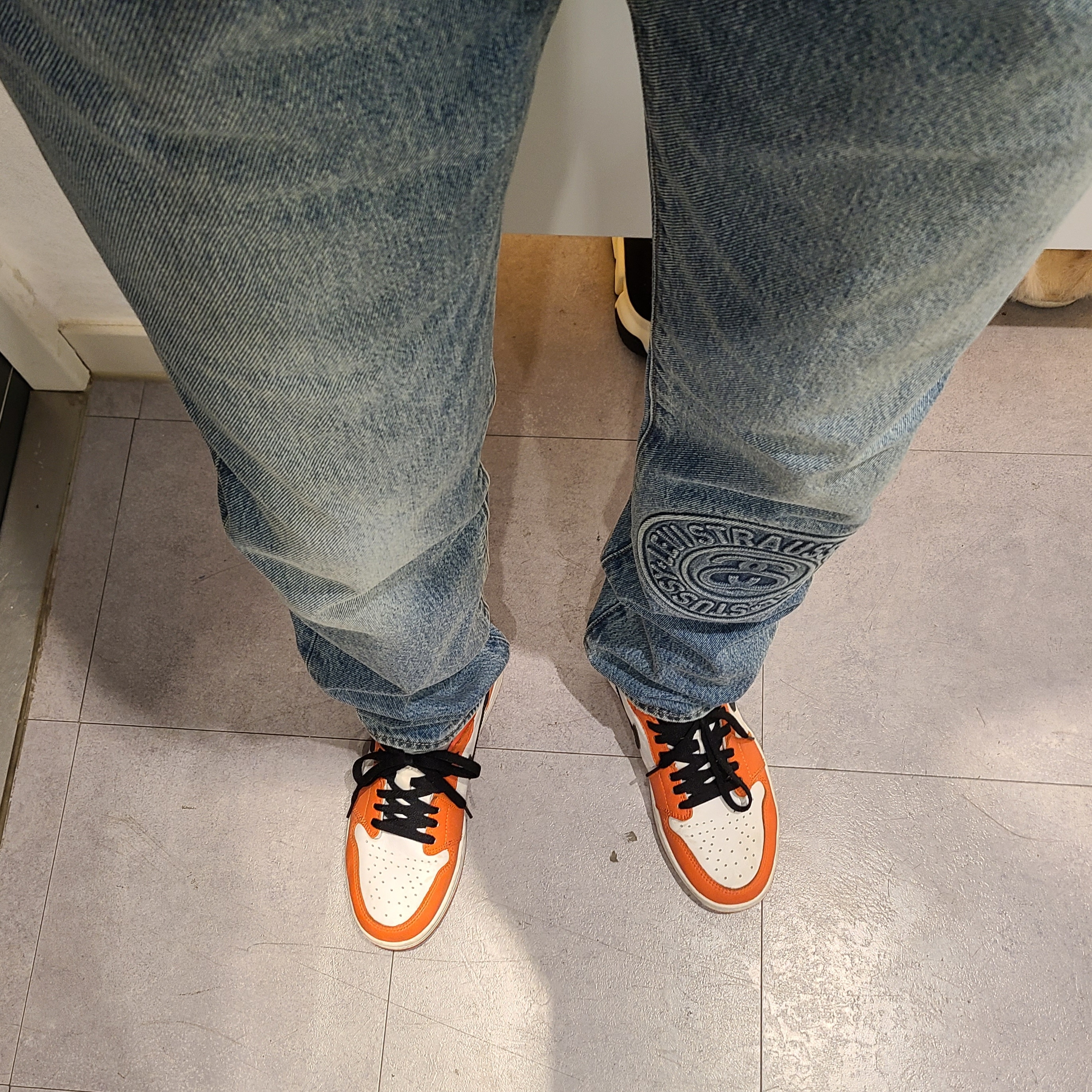 Stussy x Levi's Embossed 501 Jean Indigo, Jordan 1 Low OG Starfish 착용 스타일 - 2