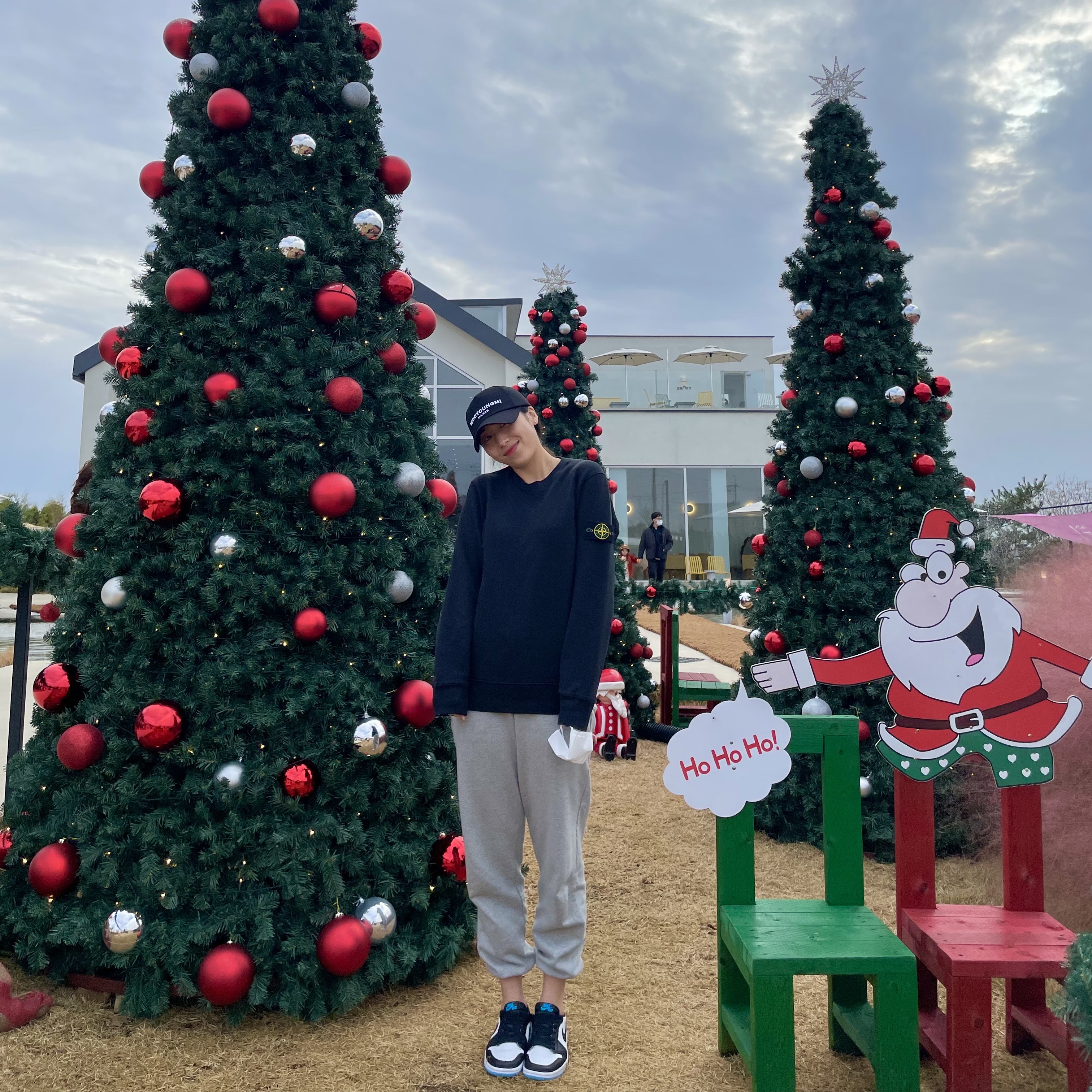 Wooyoungmi White Embroidered Logo Ball Cap Black, Stone Island 63020 Crewneck Sweatshirt Black - 22FW 착용 스타일