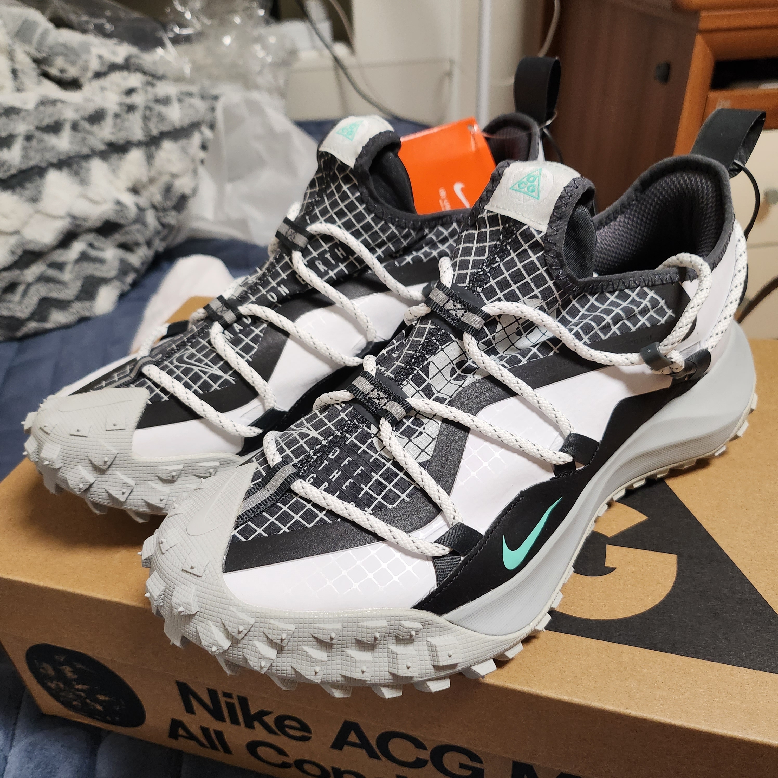 Nike ACG Mountain Fly Low SE White and Black 착용 스타일