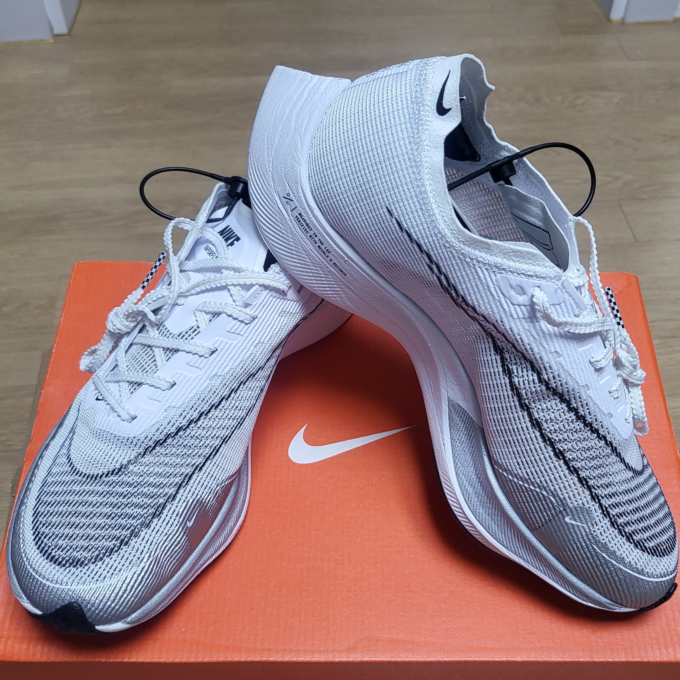 Nike ZoomX Vaporfly Next% 2 White Metallic Silver 착용 스타일 - 1