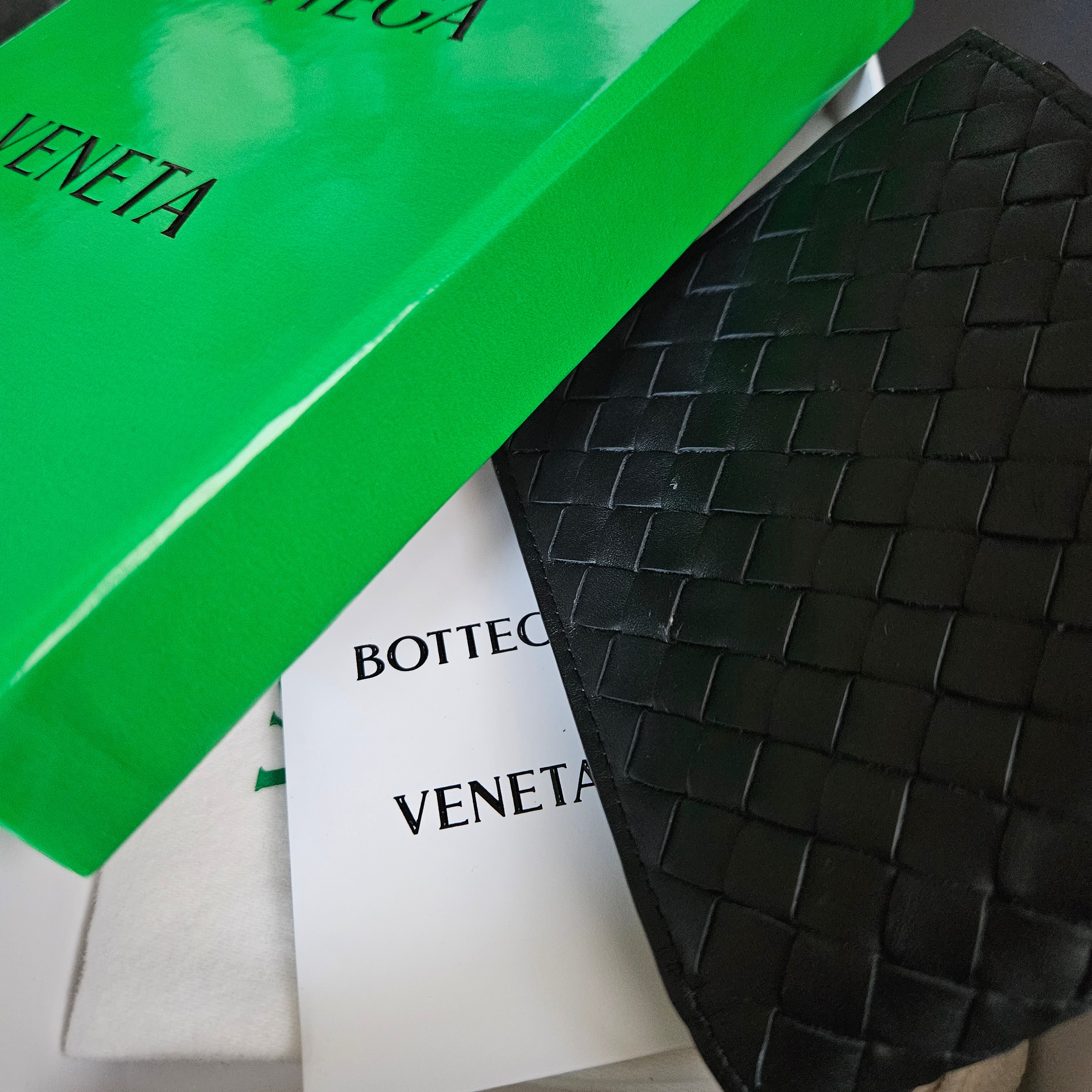 Bottega Veneta Bi-Fold Wallet Black 착용 스타일