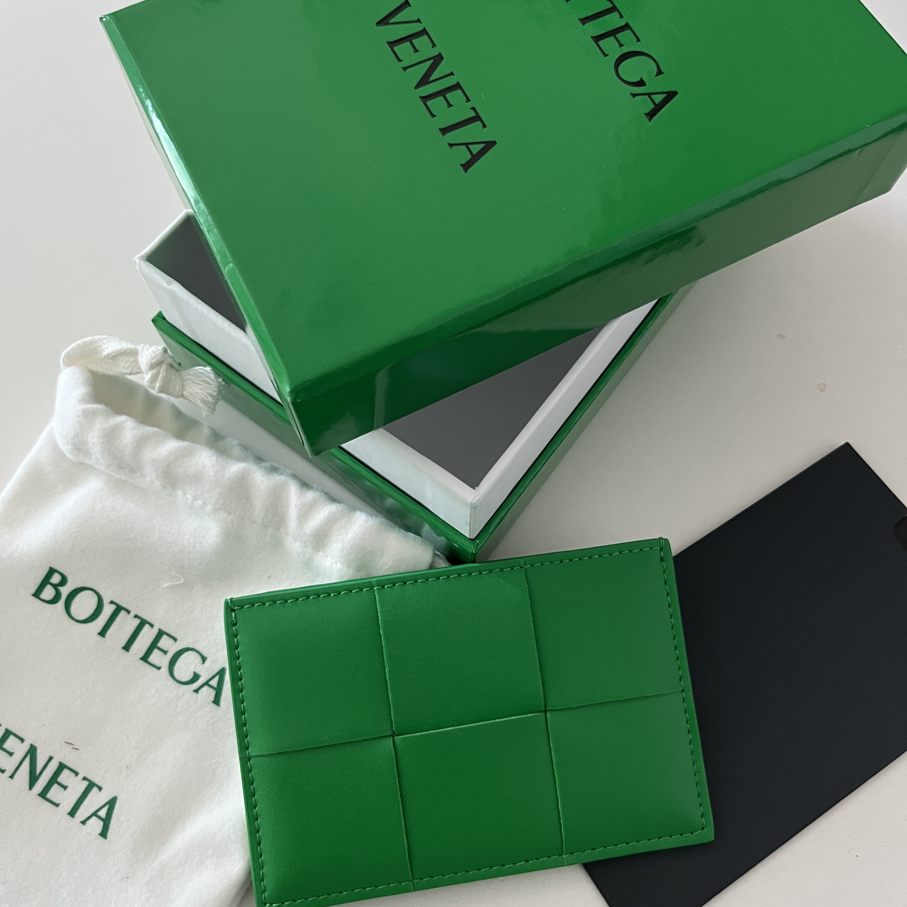 Bottega Veneta Credit Card Case Calfskin Parakeet 착용 스타일
