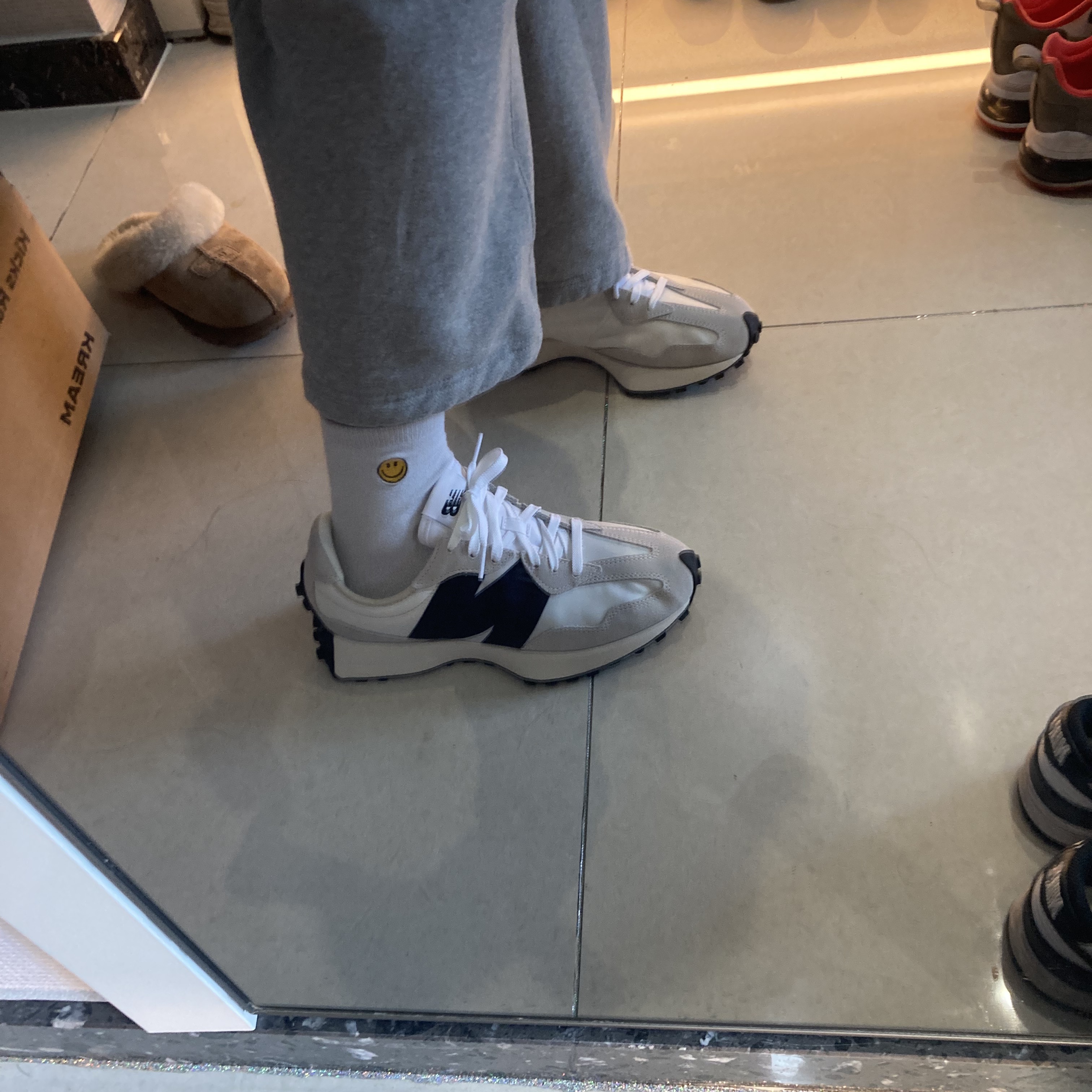 New Balance 327 White Black 착용 스타일
