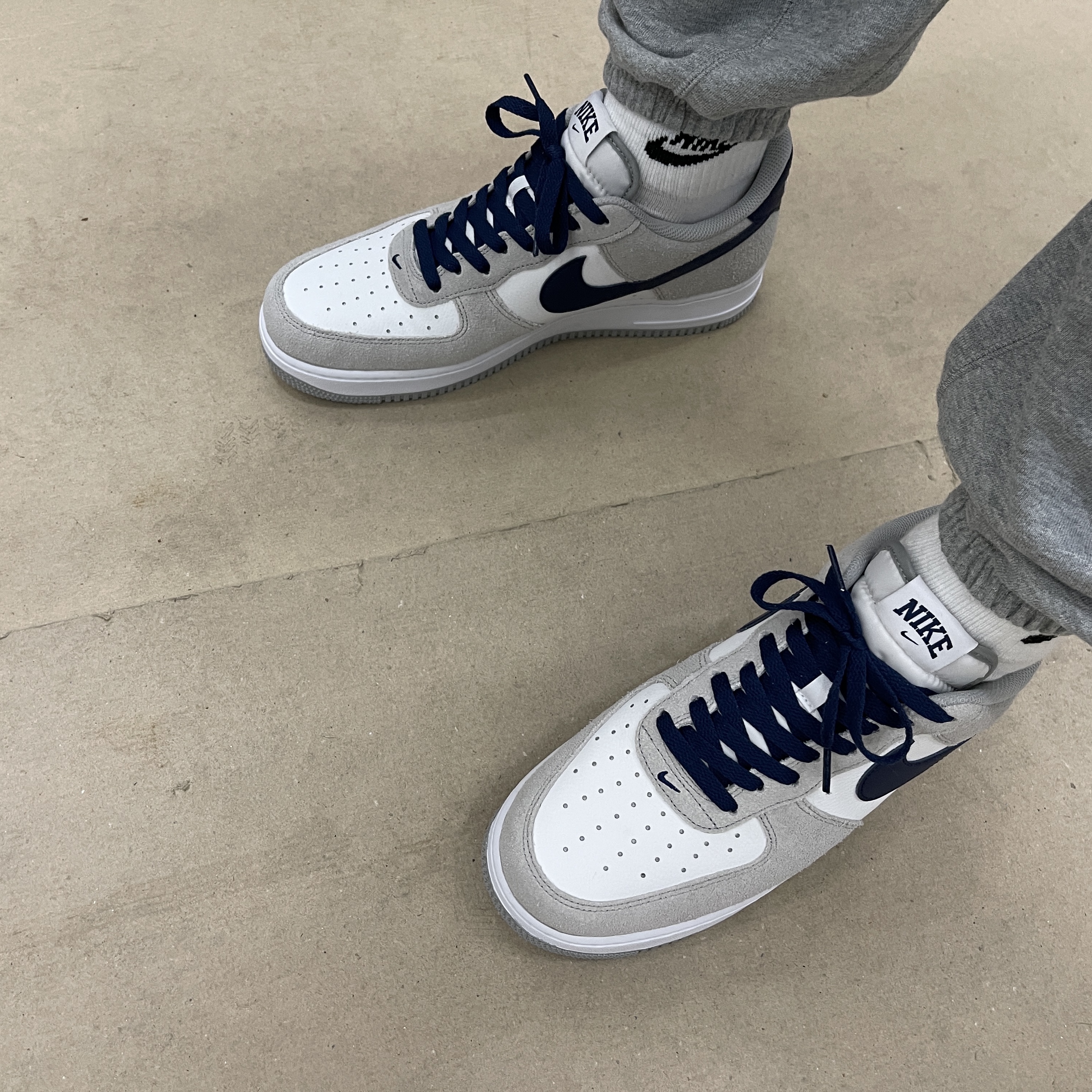 Nike Air Force 1 '07 Light Smoke Grey Midnight Navy 착용 스타일