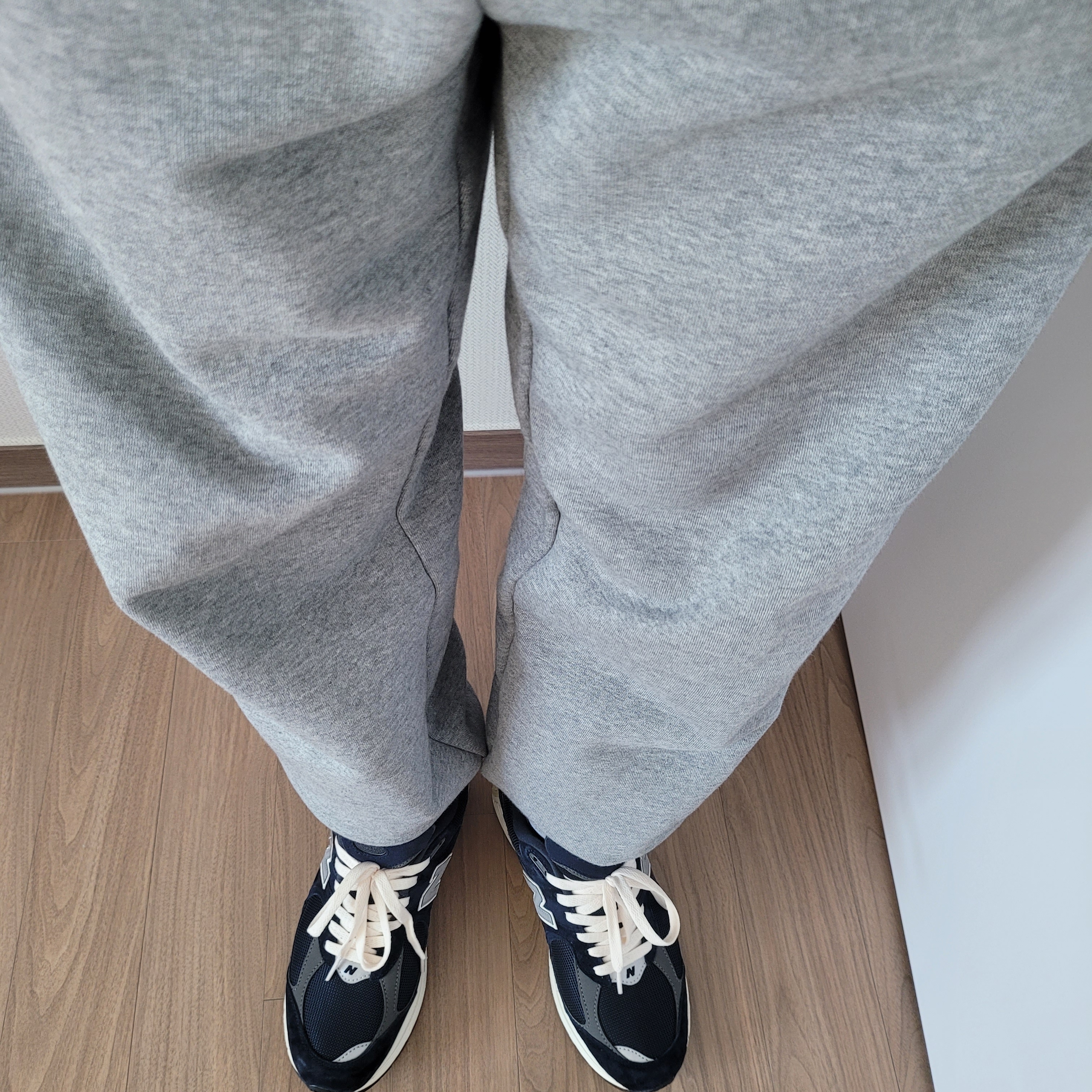 New Balance 2002R Eclipse Castlerock 착용 스타일
