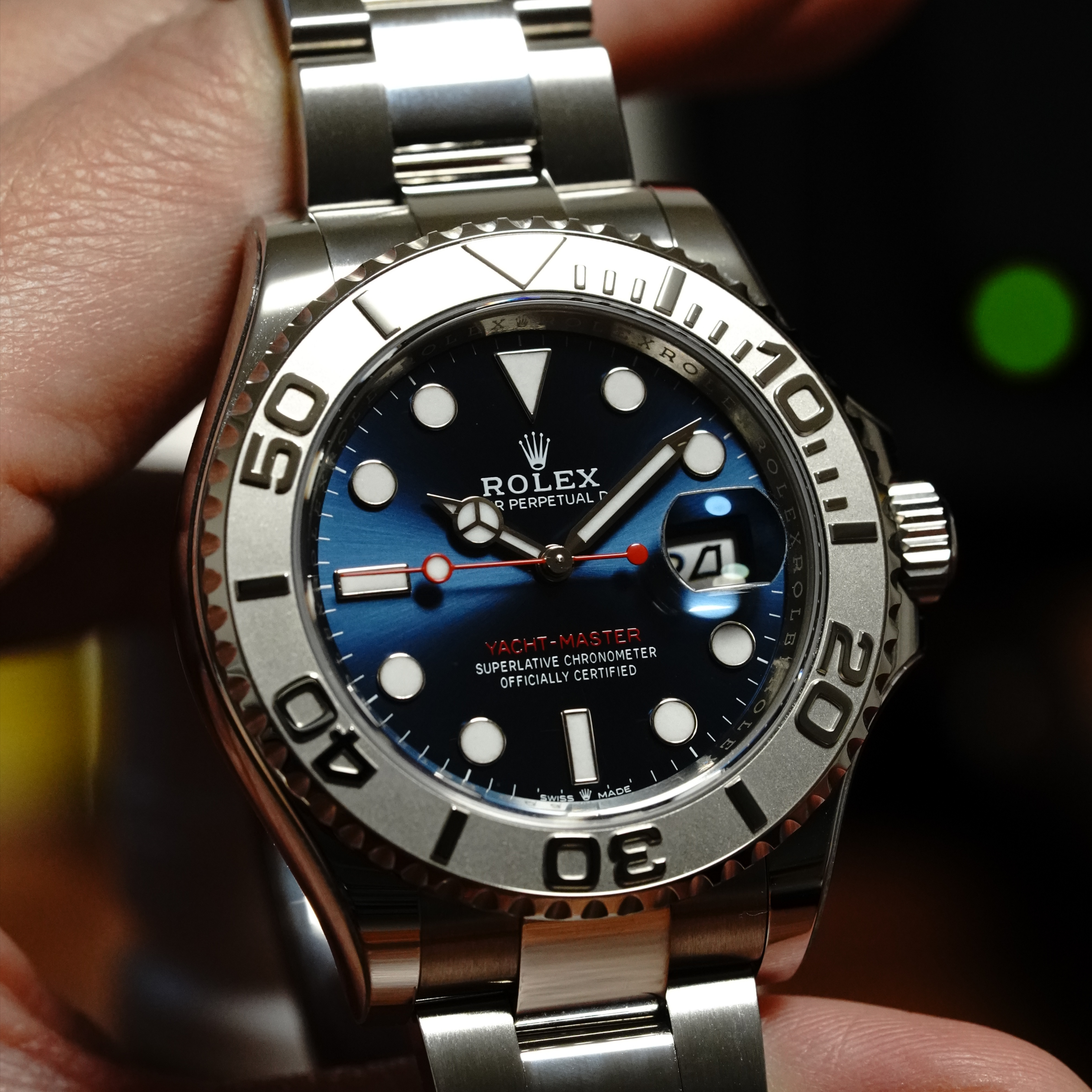 Rolex Yacht-Master 40mm 126622 Bright Blue Oyster 착용 스타일
