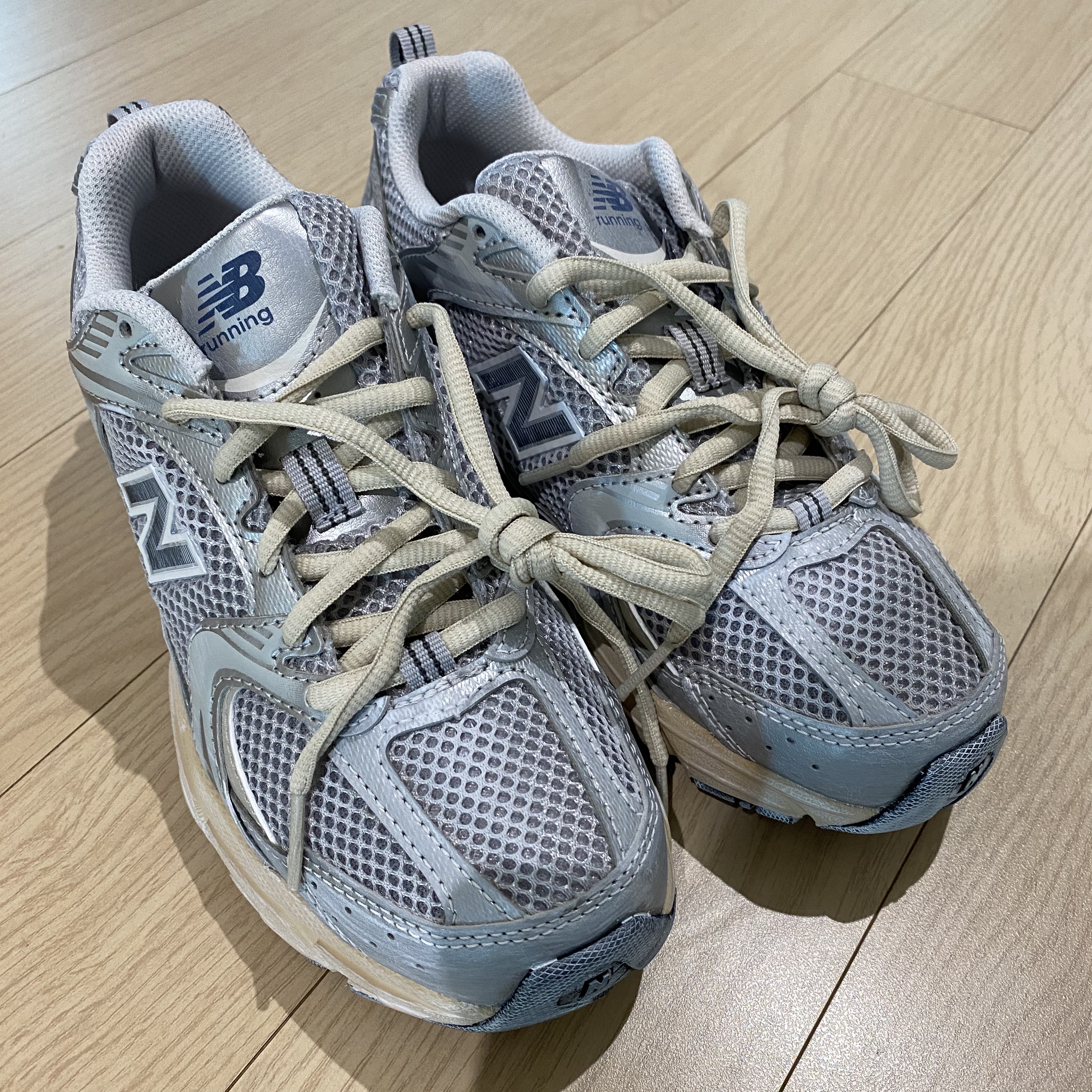 New Balance 530 Vintage Metallic Silver 착용 스타일