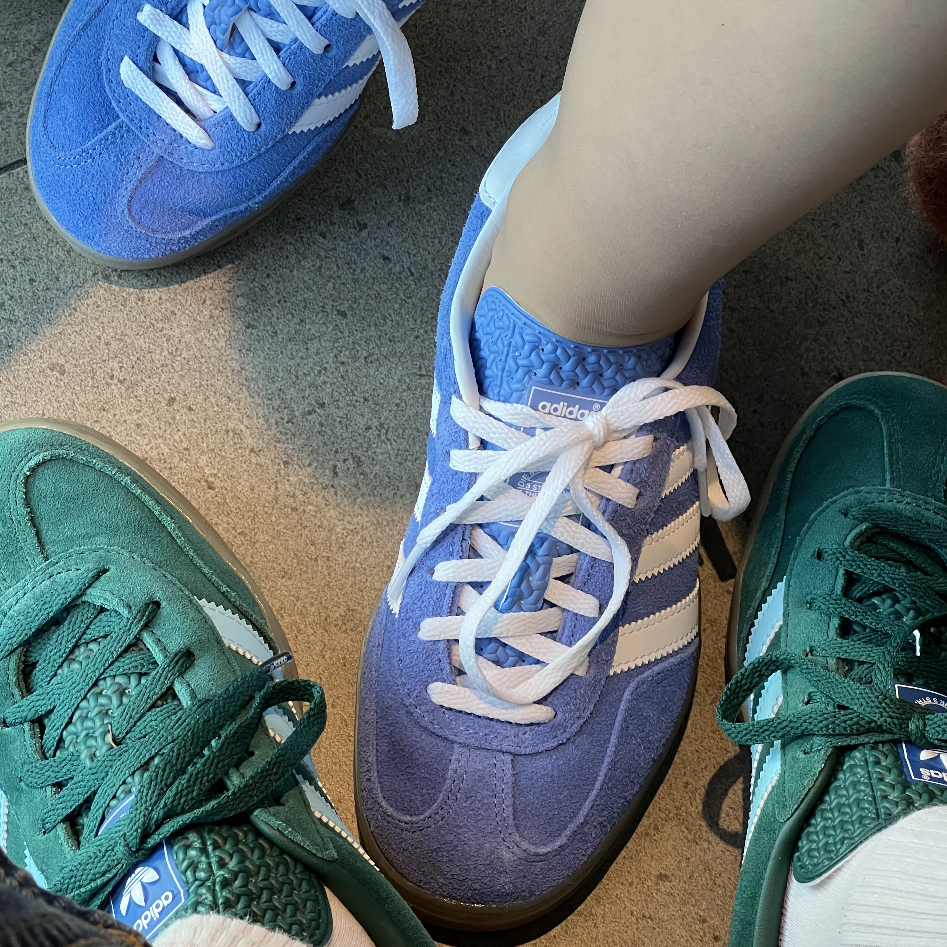 (W) Adidas Gazelle Indoor Blue Fusion Cloud White, Adidas Gazelle Indoor Collegiate Green Hazy Sky 착용 스타일