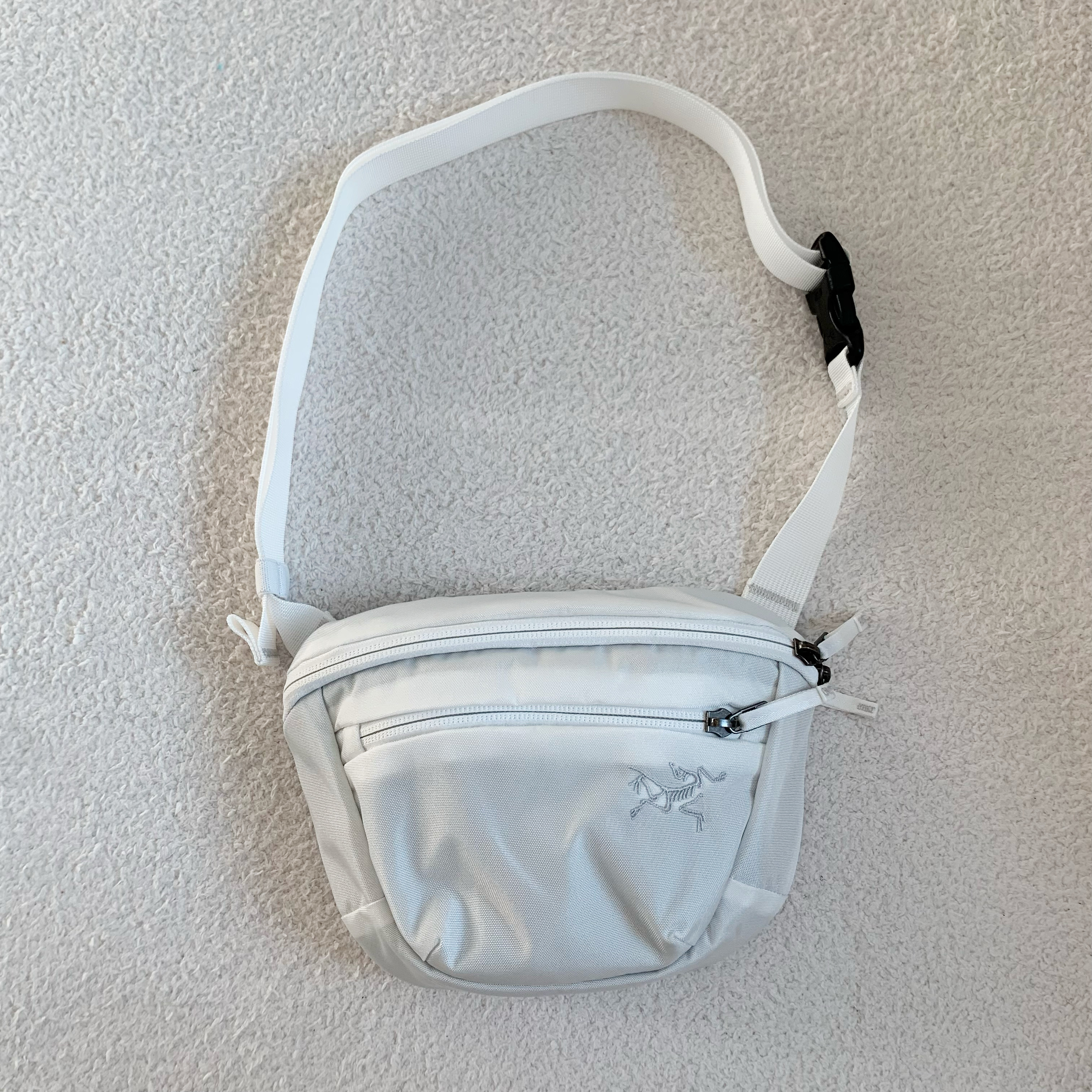 Arc'teryx Mantis 1 Waistpack White Light 착용 스타일 - 1