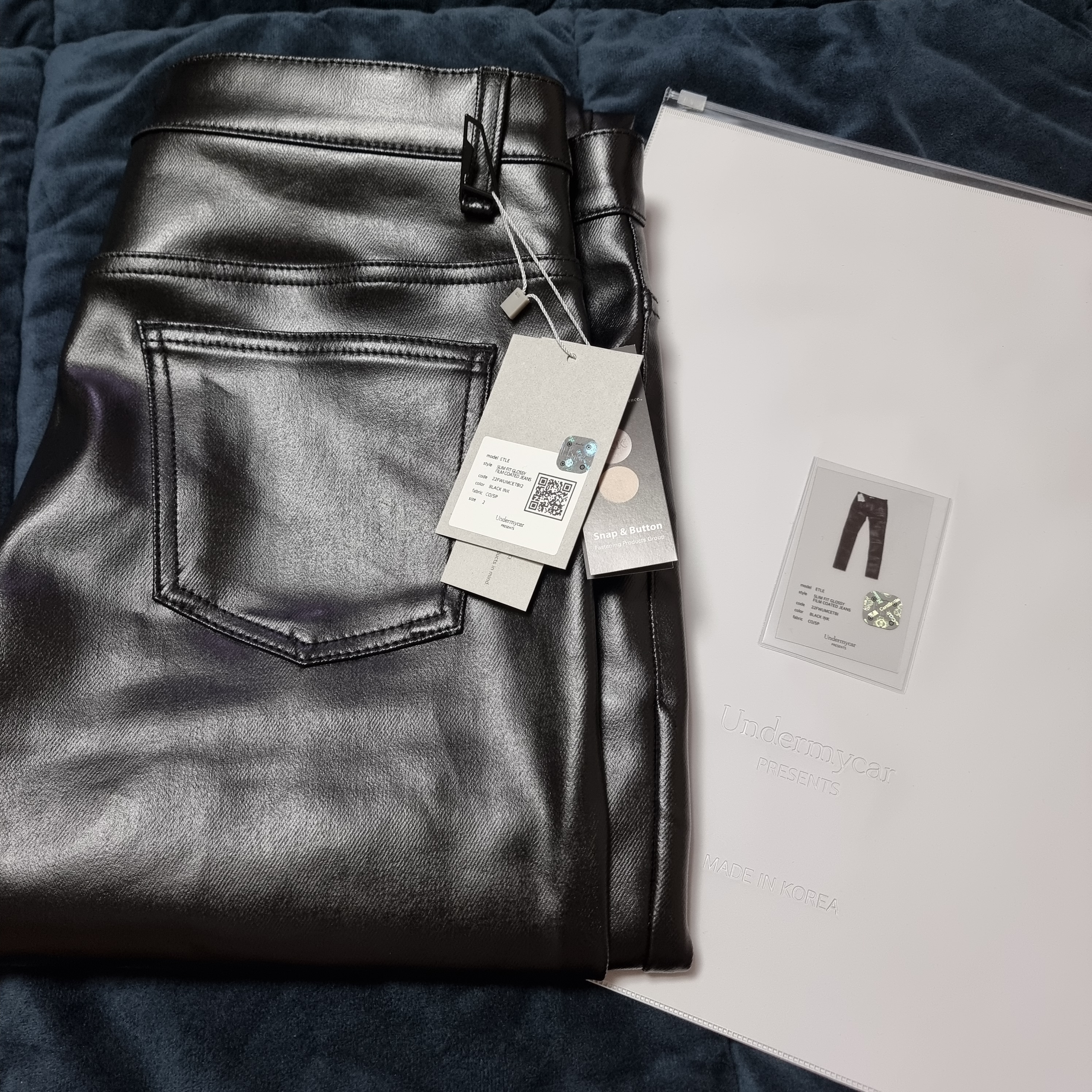 Undermycar Etle Slim Fit Glossy Film Coated Jeans Black Ink - 22FW 착용 스타일 - 1
