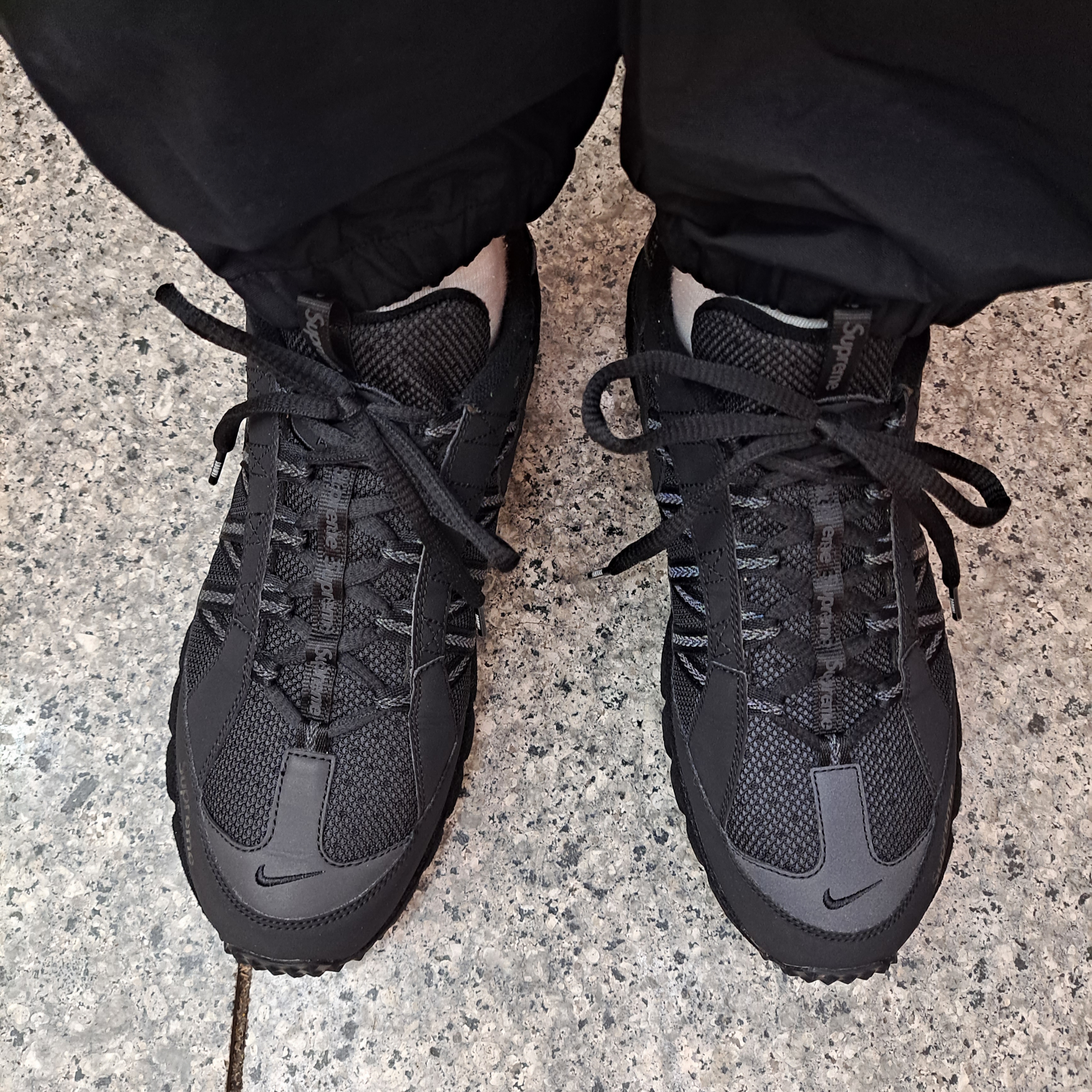 Nike x Supreme Air Humara 17 Black 착용 스타일 - 2