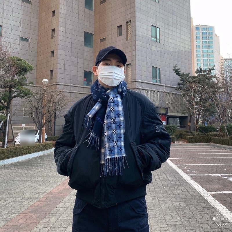 Louis Vuitton Monogram Gradient Tartan City Muffler Blue 착용 스타일 - 1