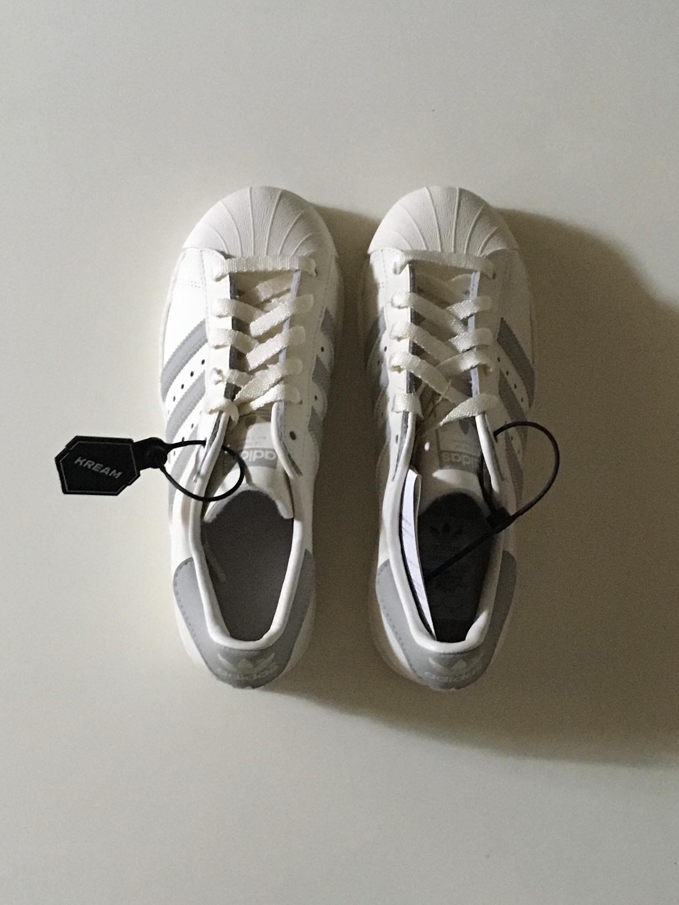 Adidas Superstar 82 Cloud White Metal Grey 착용 스타일 - 2